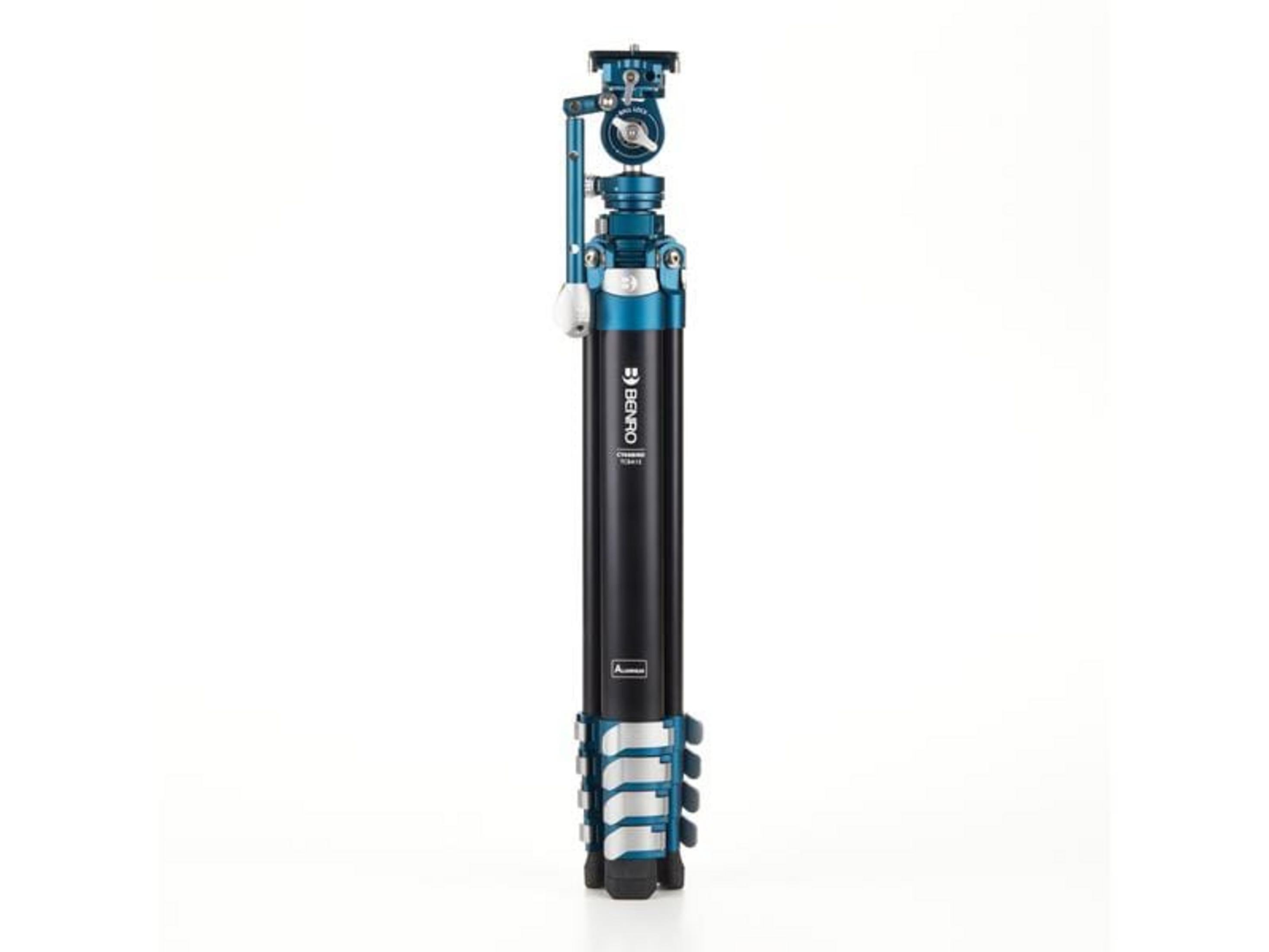 Un treppiede per fotocamera blu e nero con accenti argentati su sfondo bianco.