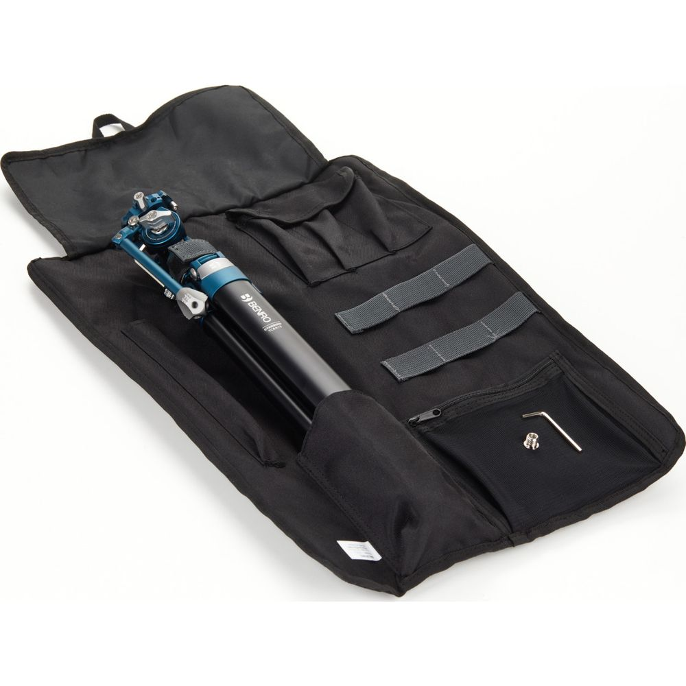 Una borsa nera con treppiede blu e nero e attrezzi.