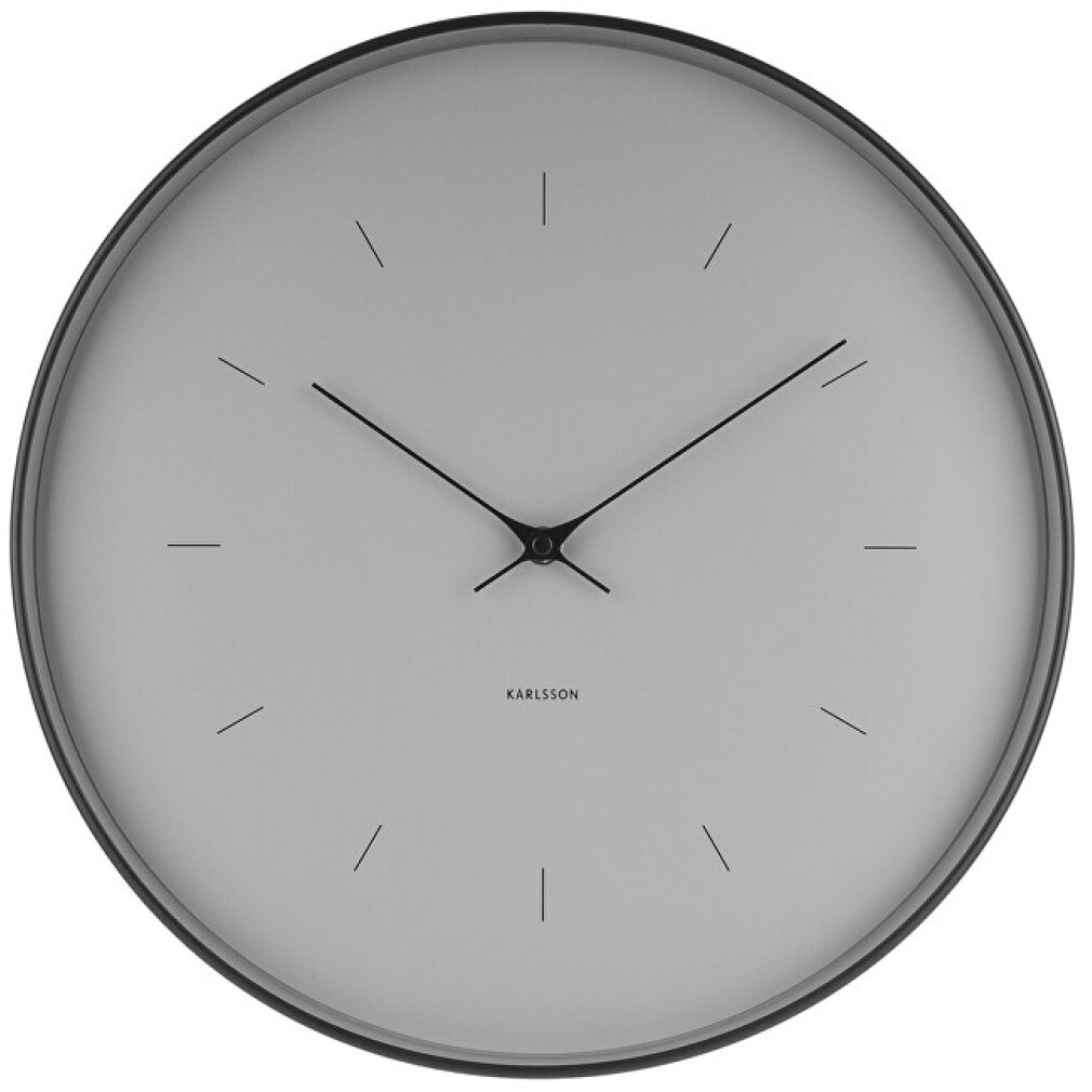 Eine schlichte graue Wanduhr mit schwarzen Zeigern und Strichen.
