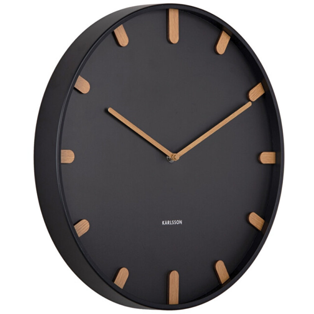 Un orologio da parete nero con indici e lancette in legno.