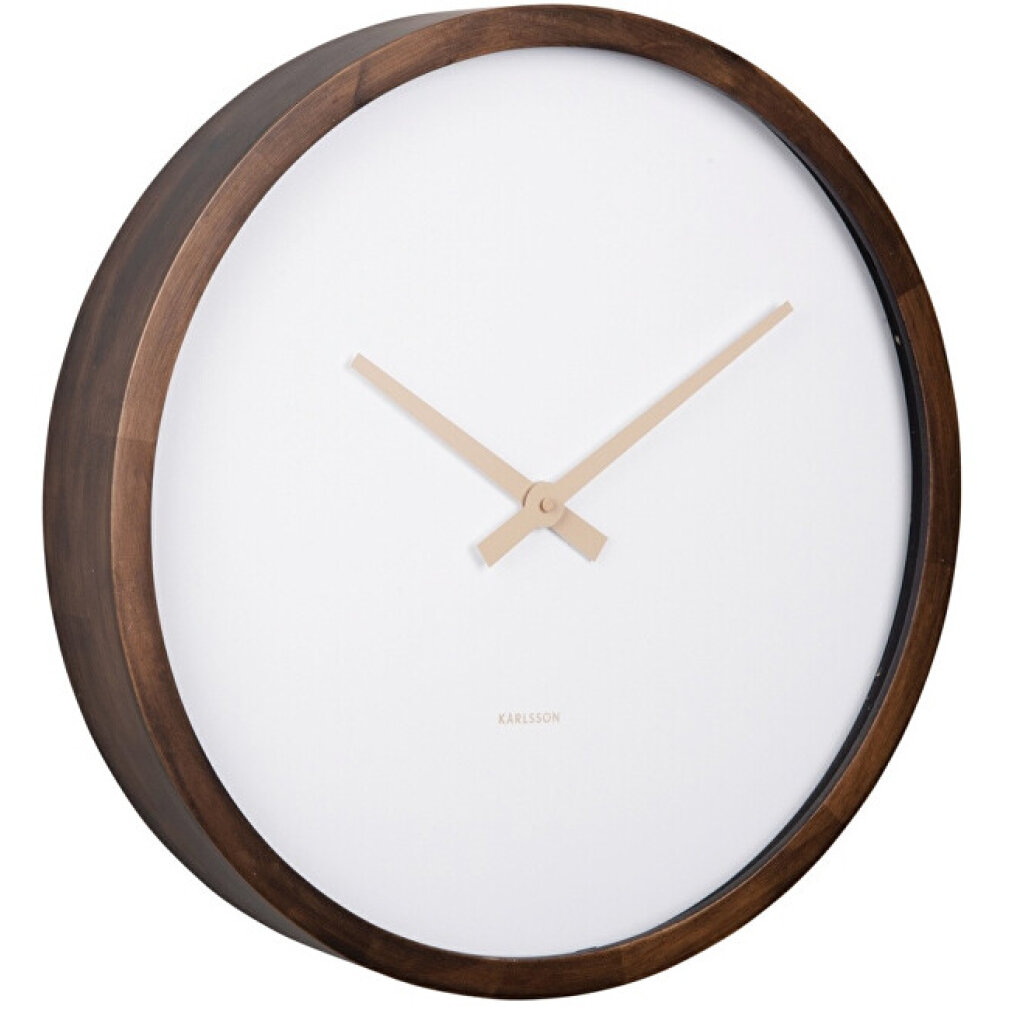 Eine schlichte Wanduhr mit weißem Zifferblatt und dunklem Holzrahmen.