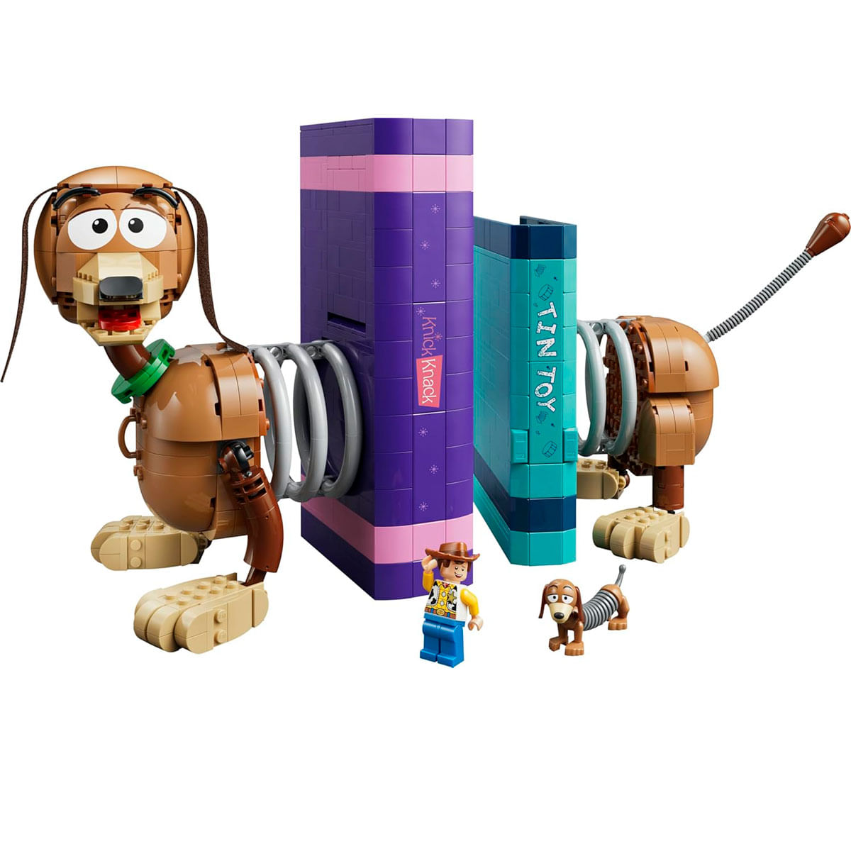 Slinky Dog LEGO con Woody e un cagnolino davanti ai libri.