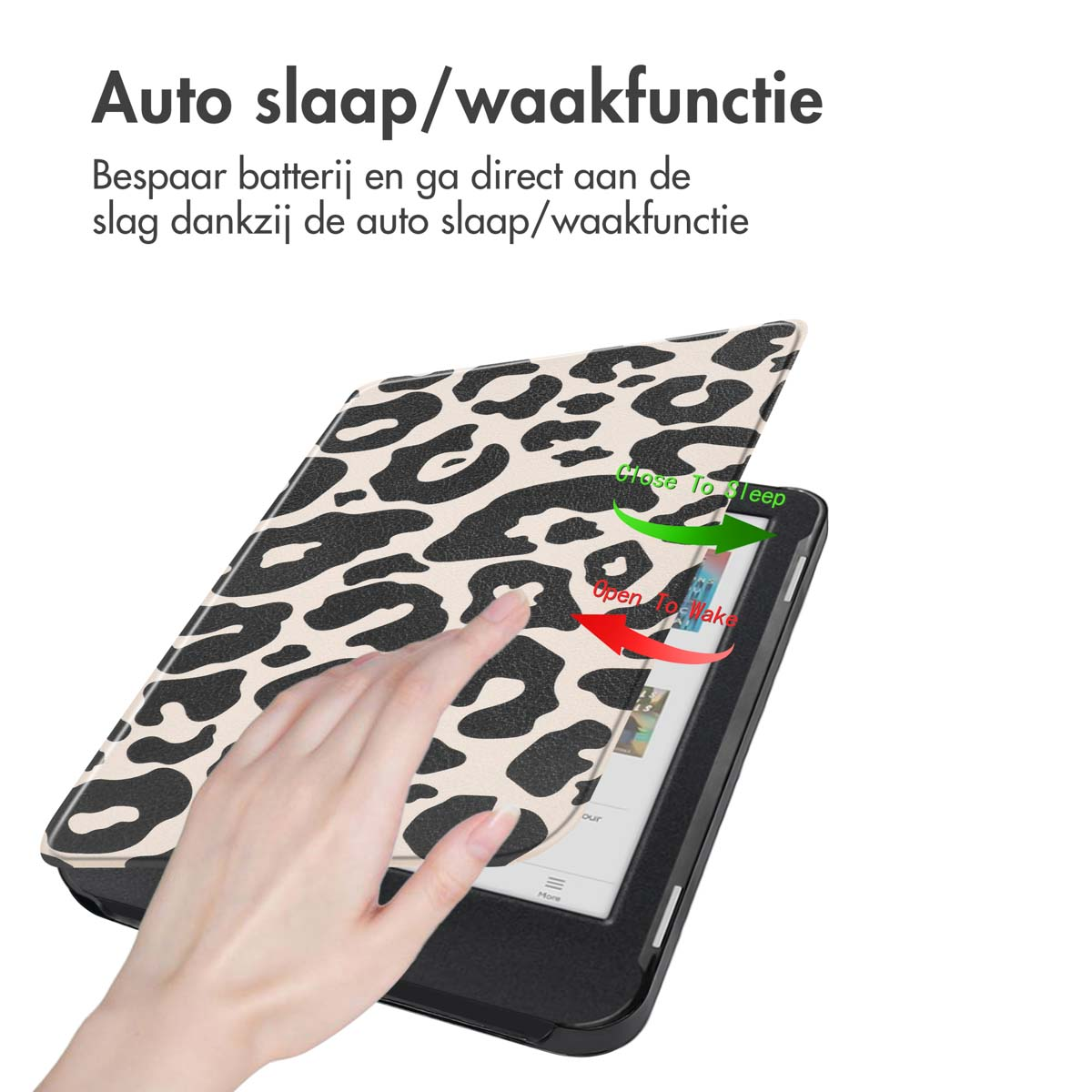 Een hand opent een e-reader hoes met luipaardprint, die de slaap/waakfunctie toont.