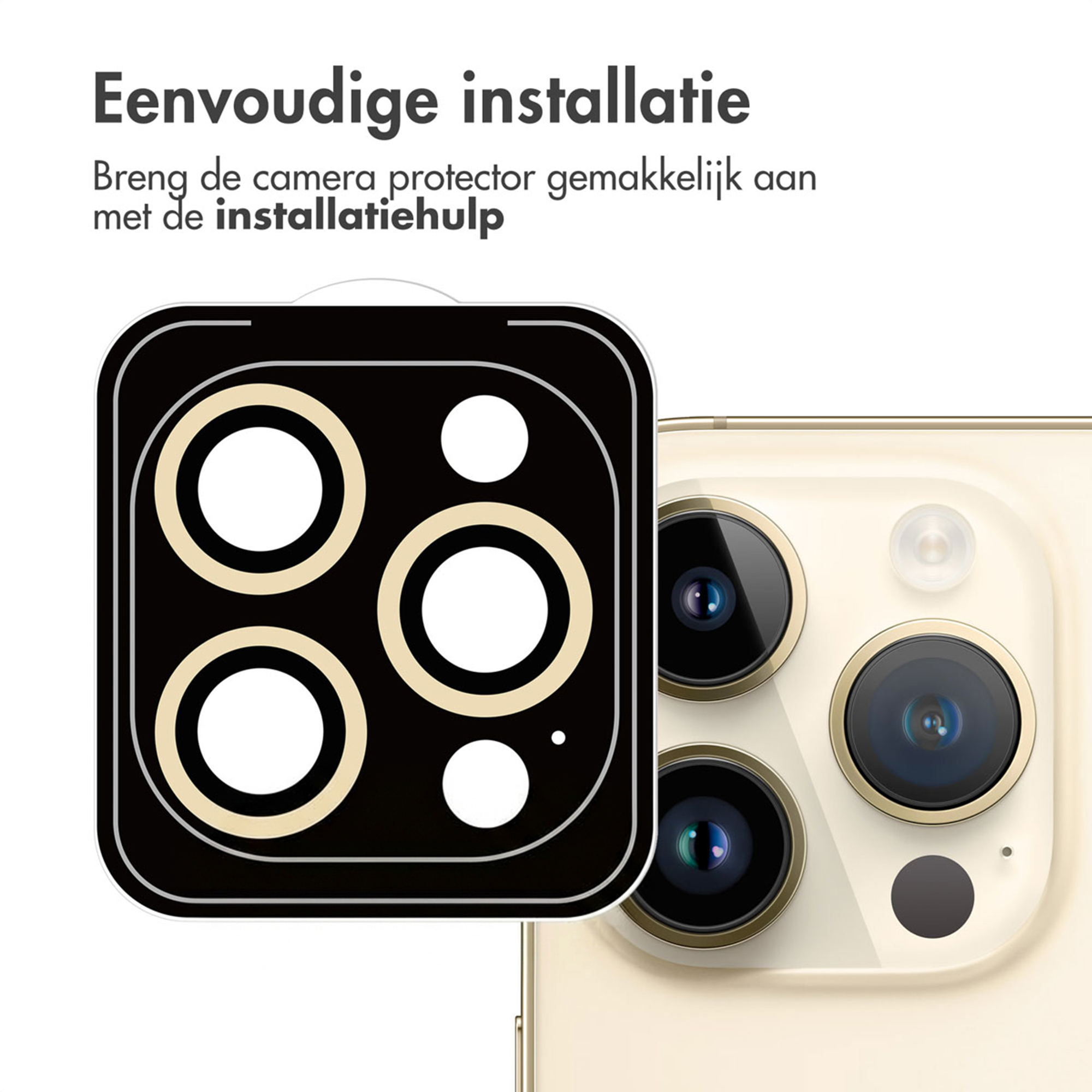 Zwarte camera lens protector met gouden ringen op een lichtgouden telefoon.