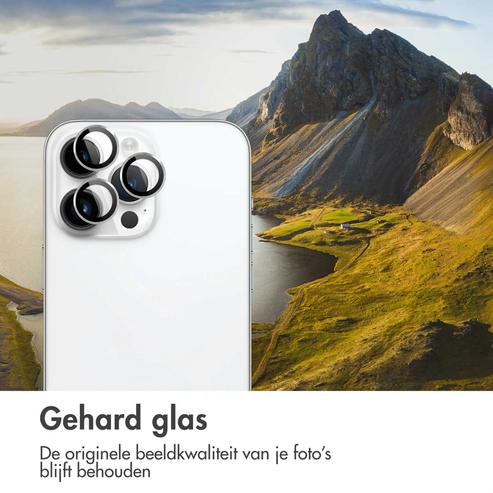 Een witte smartphone met vier lenscovers tegen een berglandschap.