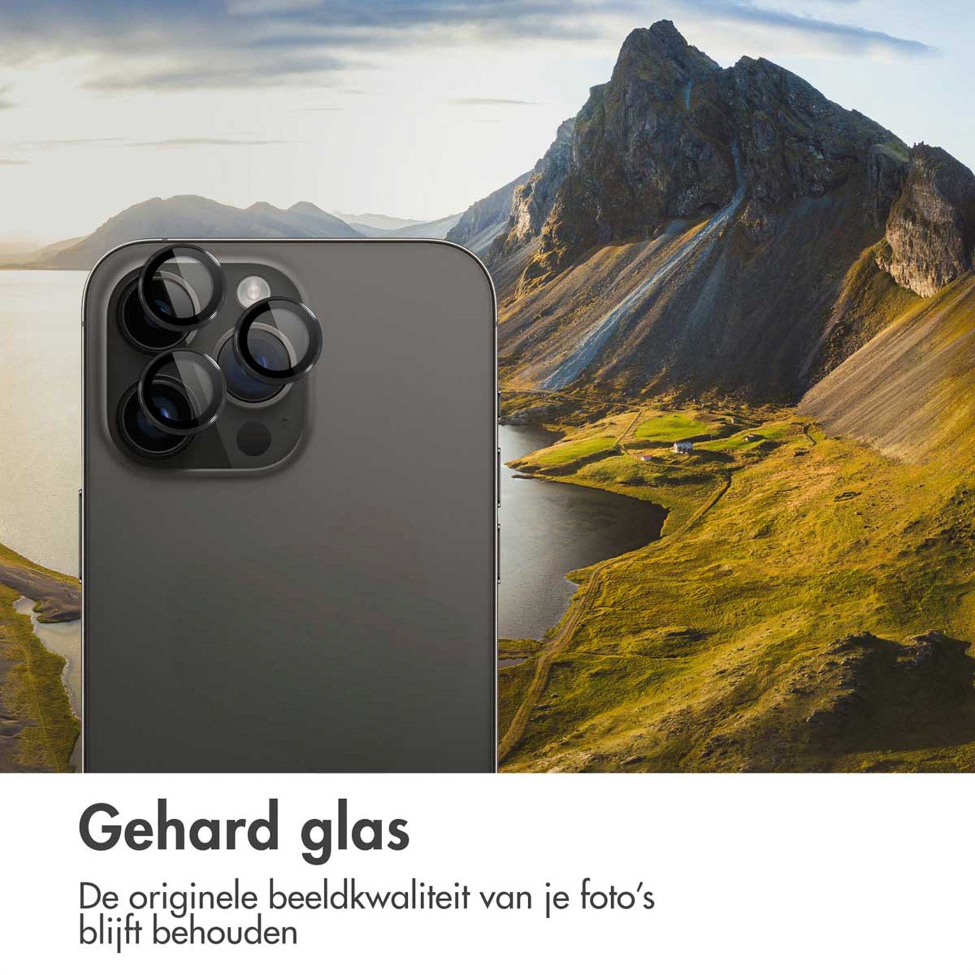Donkere telefoon met cameralenzen op voorgrond, landschap op achtergrond.