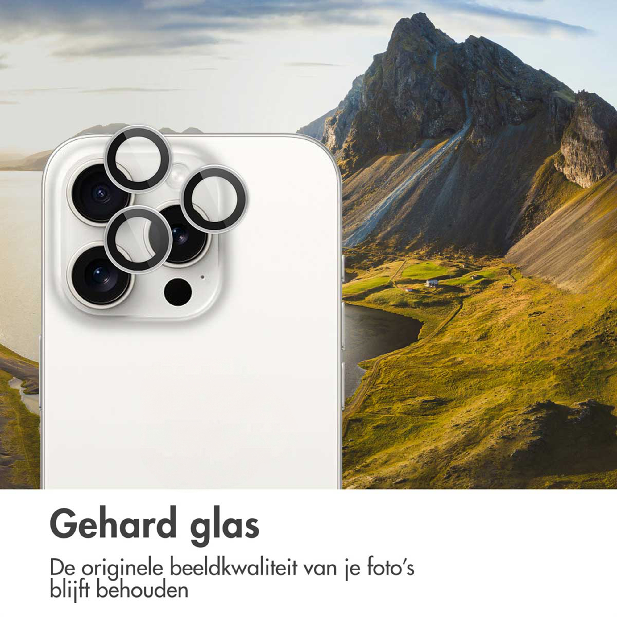 Gros plan d'un dos de téléphone blanc avec objectifs photo, paysage de montagne en arrière-plan.
