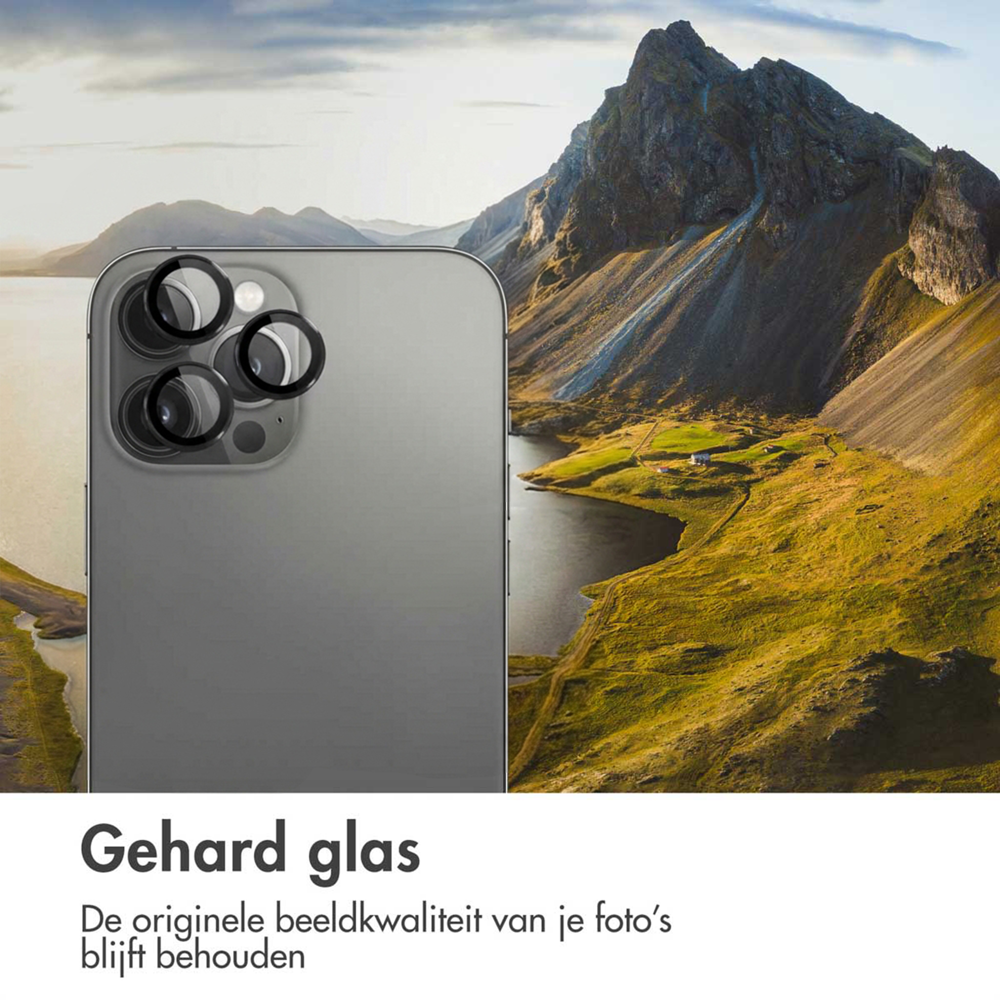 Grijze smartphone met vier cameralenzen tegen een berglandschap.
