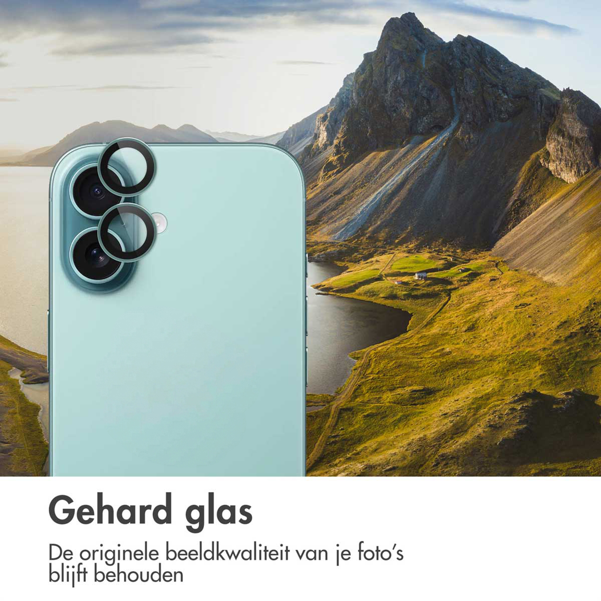 Lichtblauwe telefoon achterkant met drie cameralenzen, naast een berglandschap met meer.