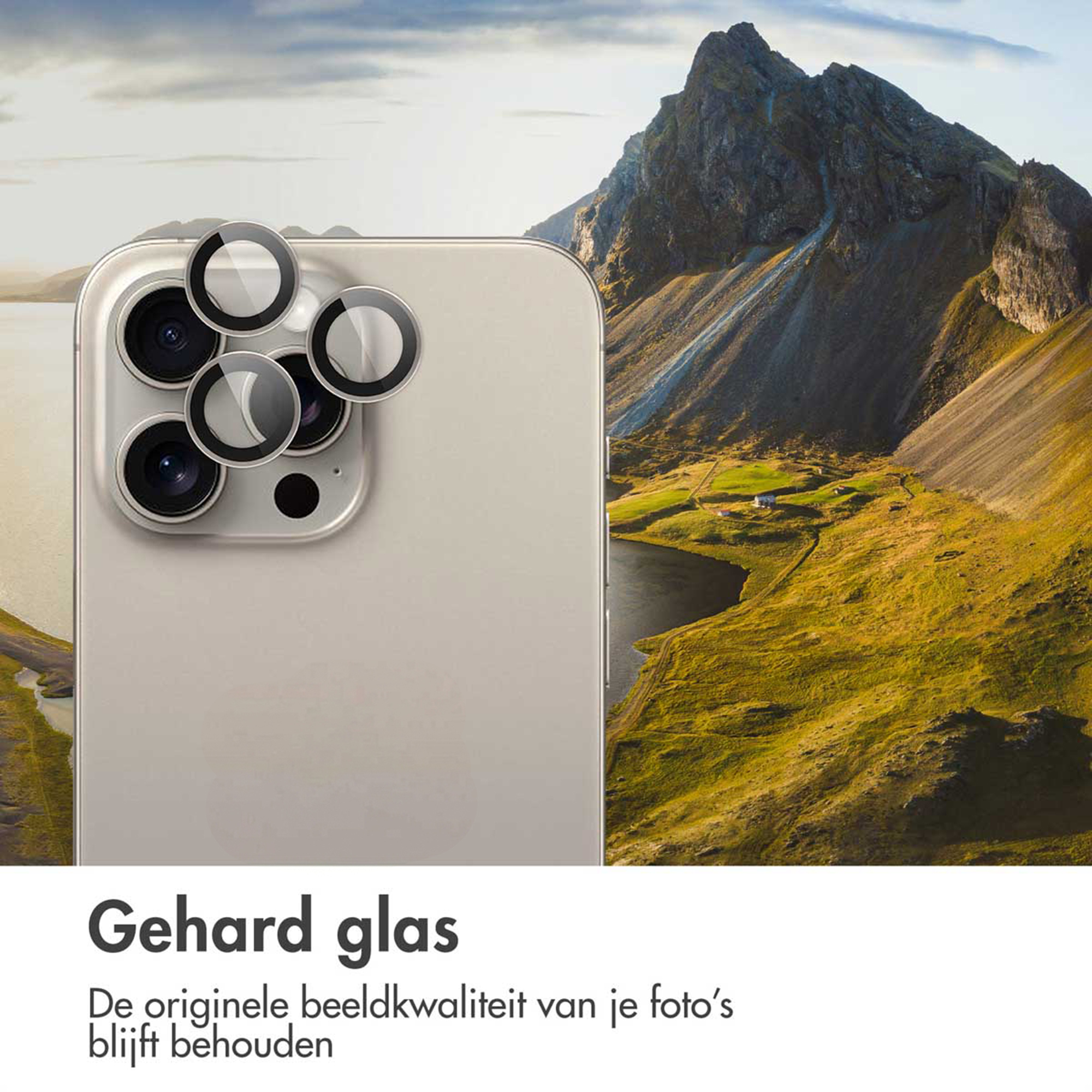 Arrière de smartphone avec quatre objectifs contre paysage de montagne.