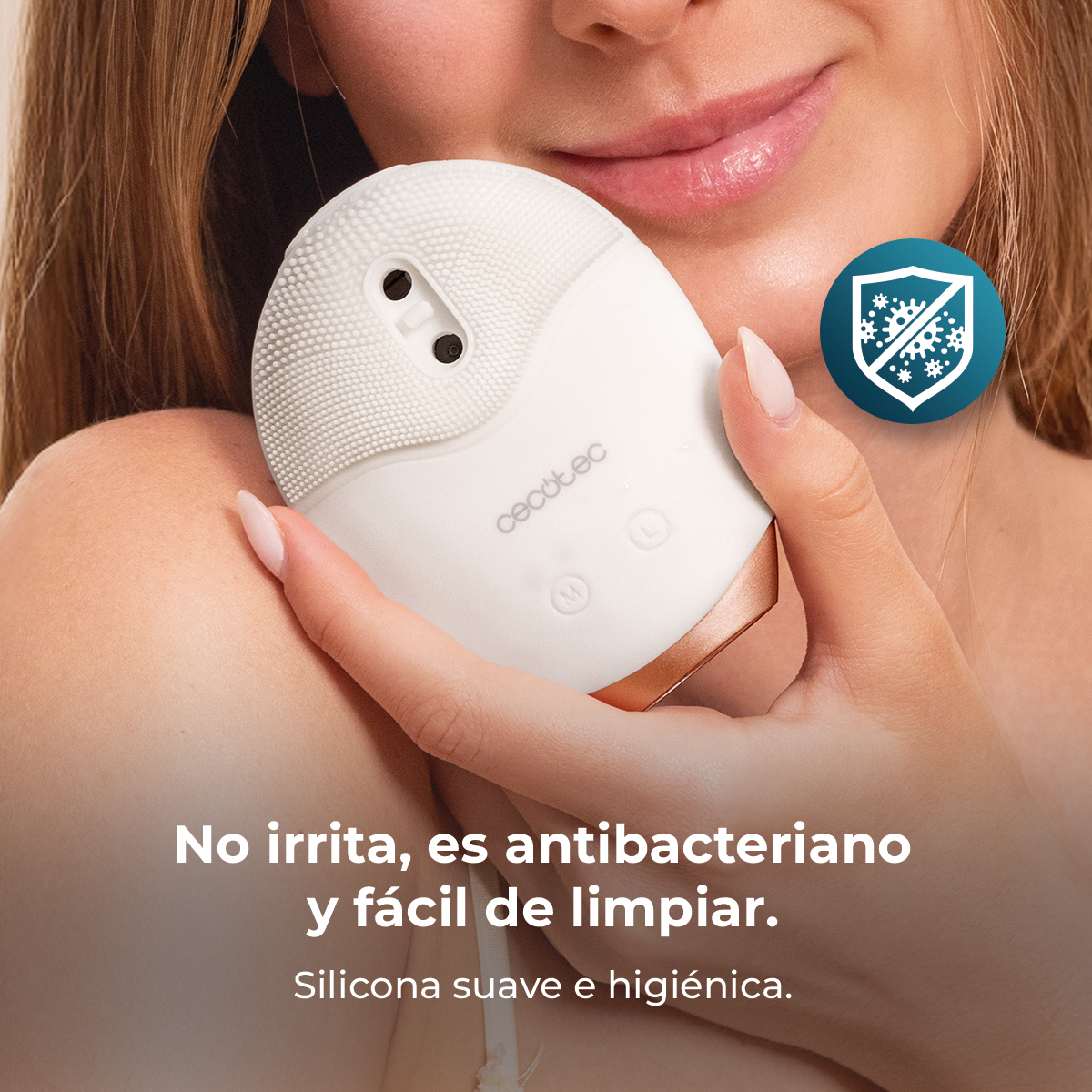 Una donna tiene un dispositivo bianco per la cura della pelle con logo ceocotec. Antibatterico.