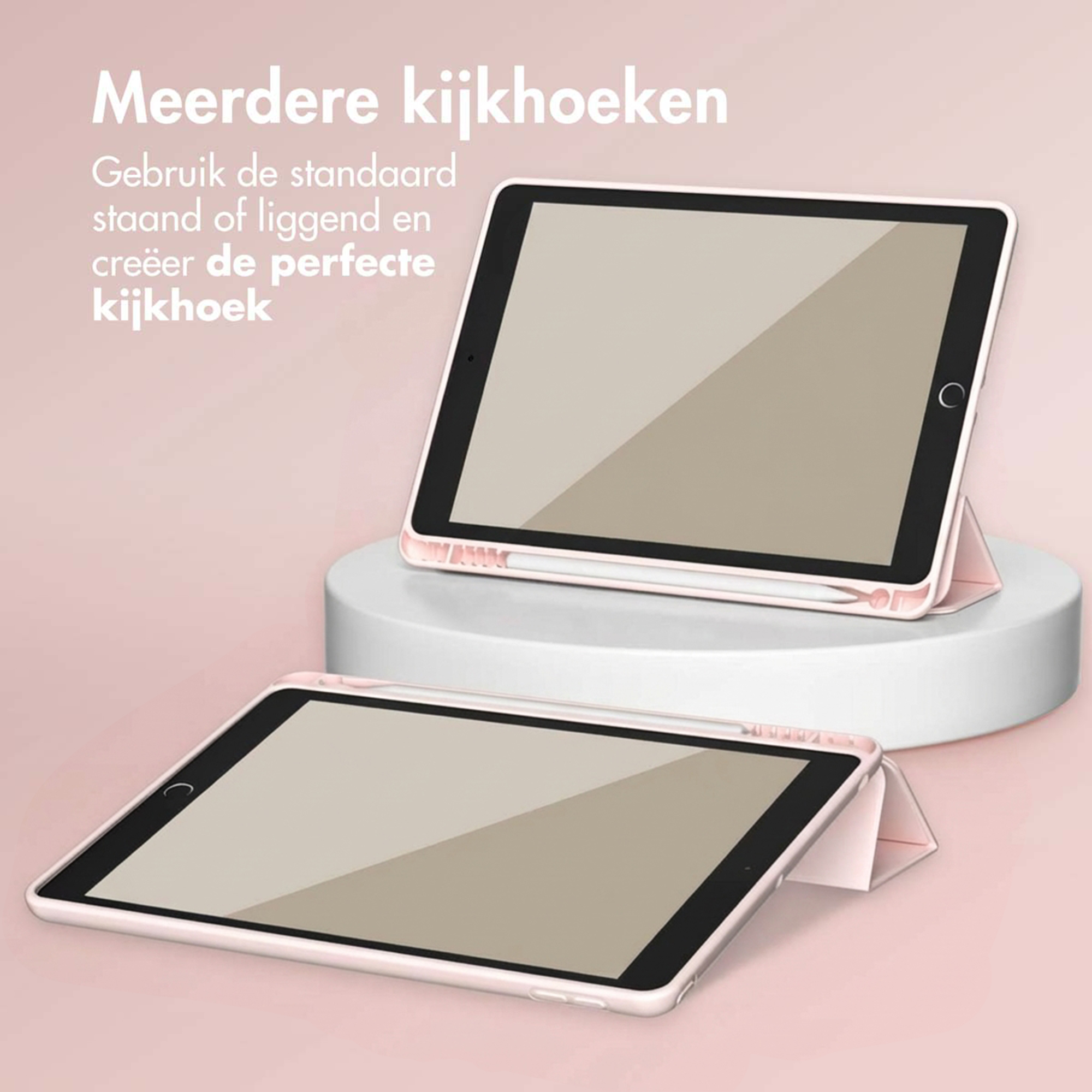 Twee roze tablethoesjes met pennen op een wit voetstuk. Eén tablet staat rechtop.