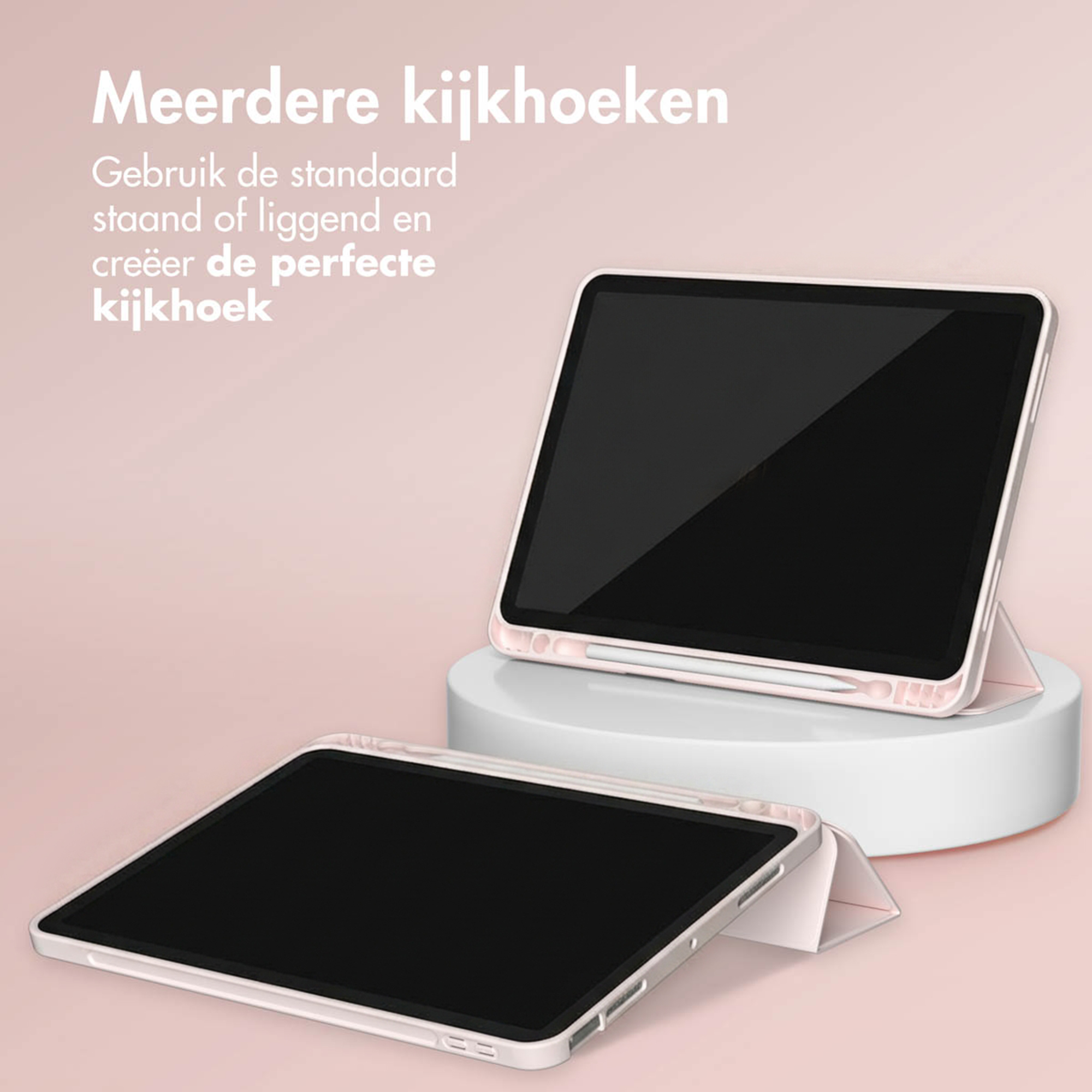 Twee roze tablet-hoesjes met pennen, één op een sokkel, de andere ervoor.