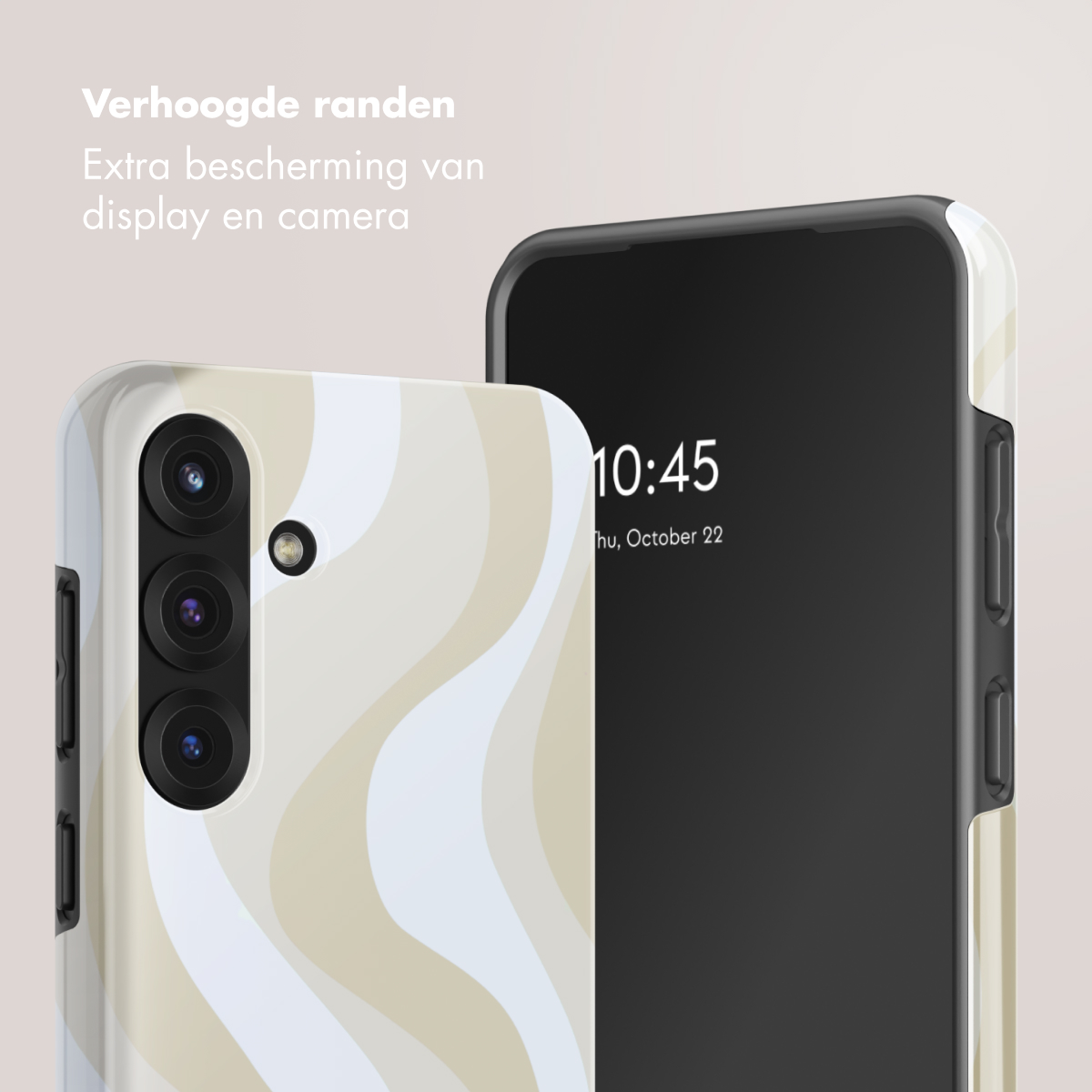 Custodia per telefono con onde beige e bianche accanto a uno smartphone che mostra l'ora.