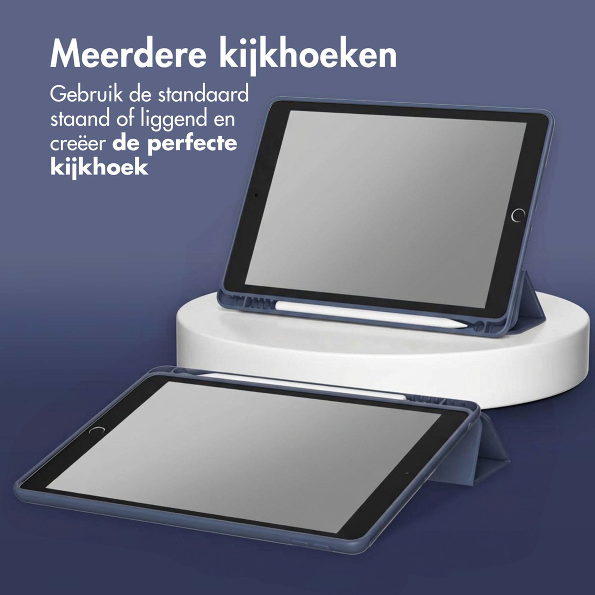 Twee blauwe tablets met stylus op wit voetstuk tegen blauwe achtergrond.