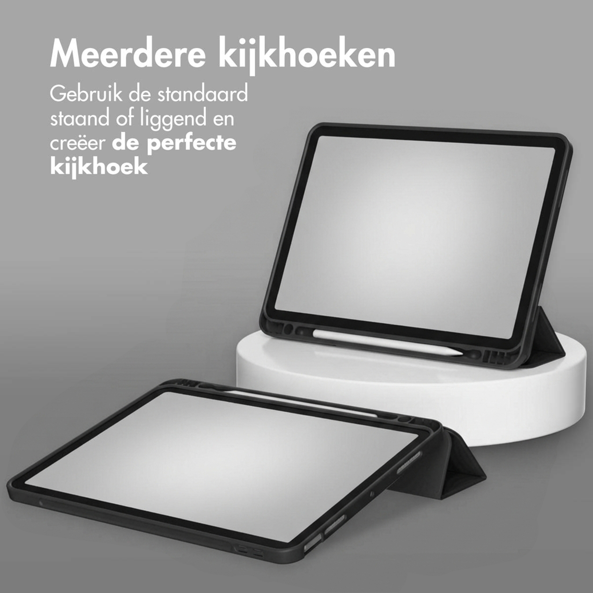 Twee zwarte tablethoesjes met penhouder, één rechtopstaand, één liggend.