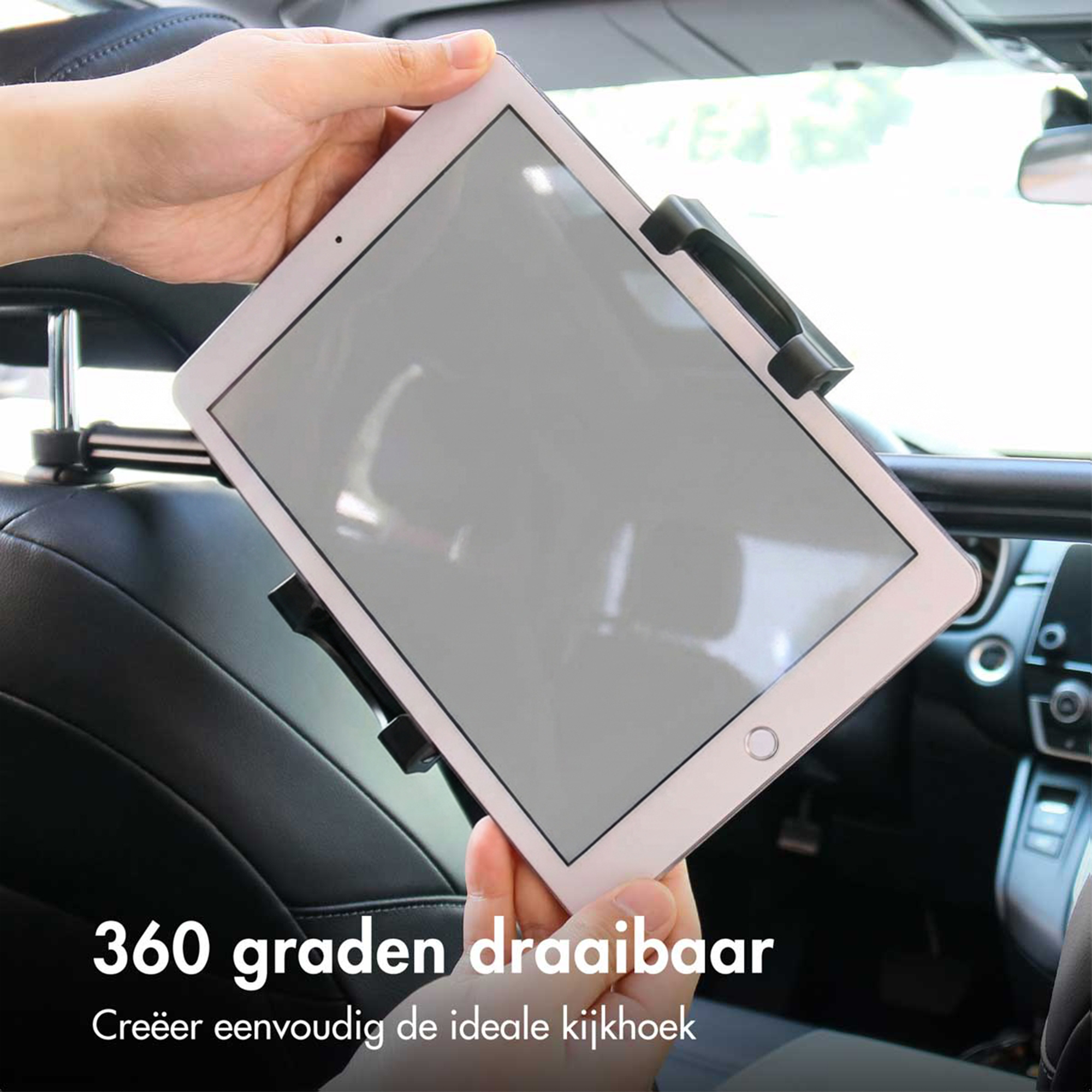 Een tablet is bevestigd aan een hoofdsteunstok in een autohouder.
