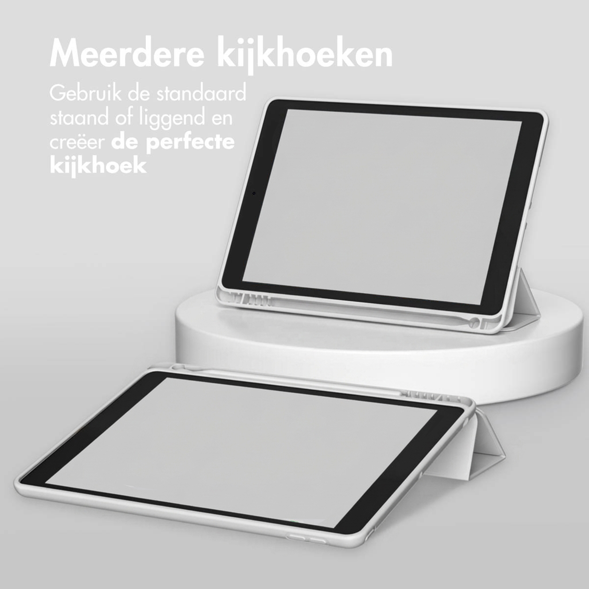 Twee tablets in witte hoezen, één rechtop, één plat.