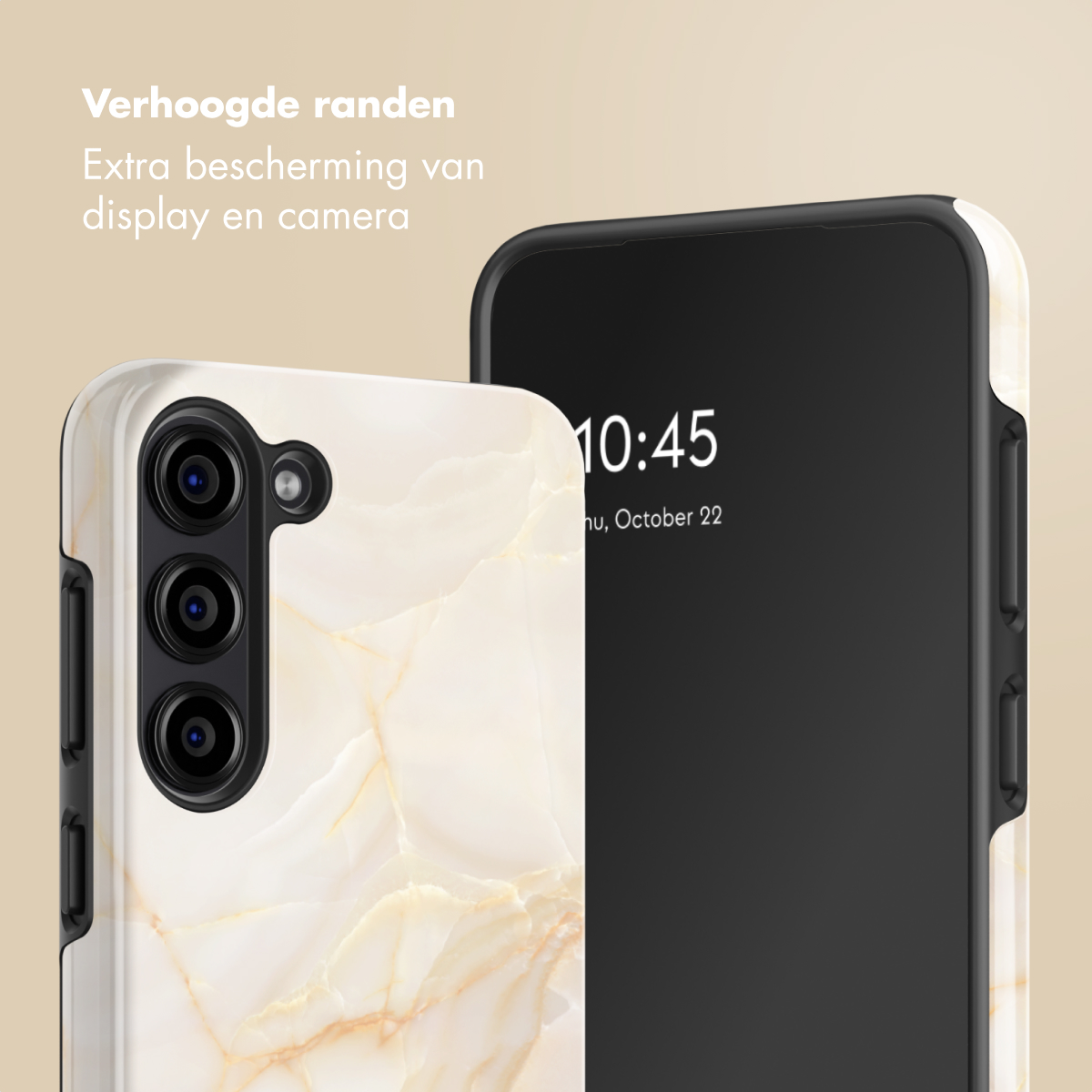 Una cover per telefono con motivo marmorizzato e bordi rialzati accanto a uno smartphone.