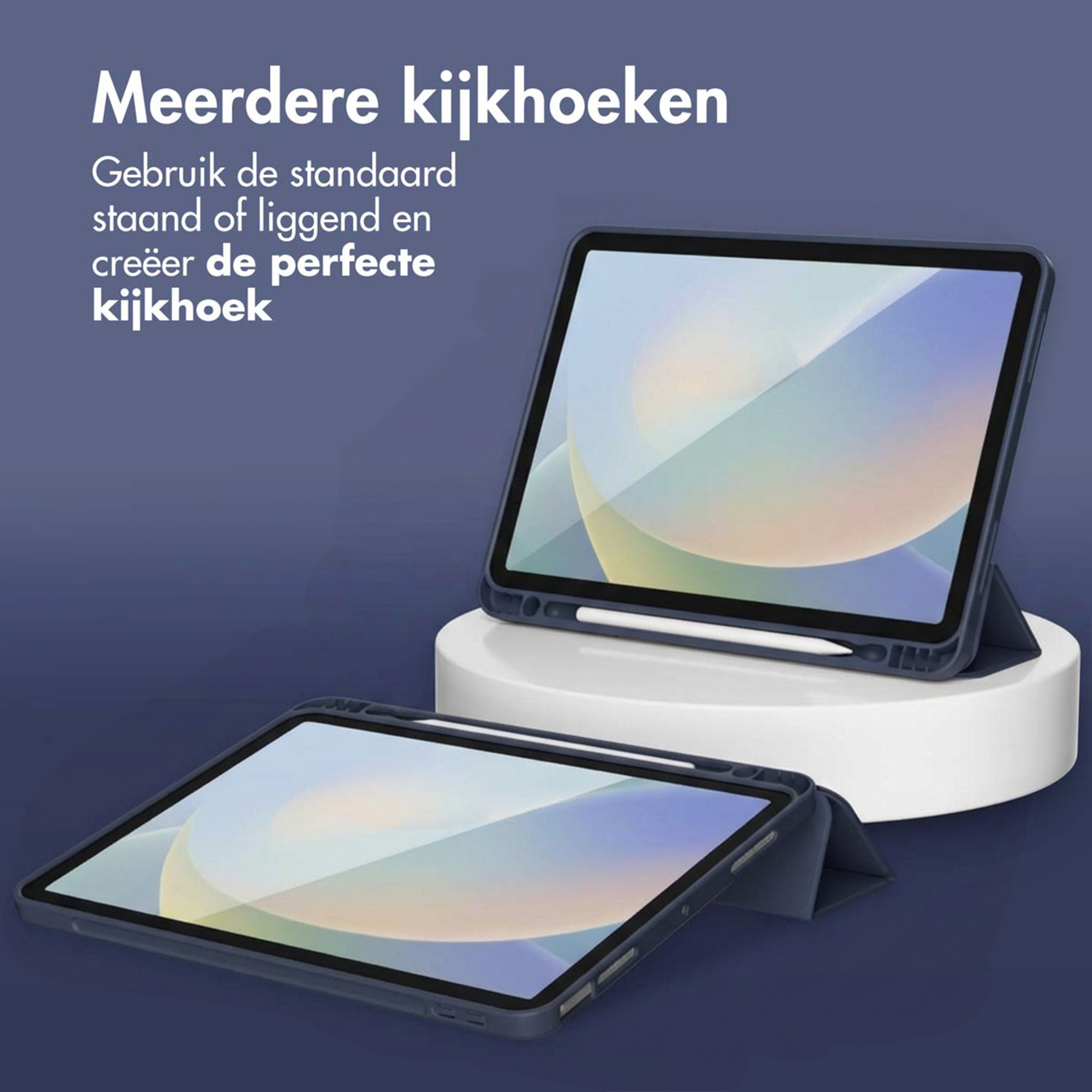 Twee donkerblauwe tablethoesjes met stylus liggen op een witte standaard.