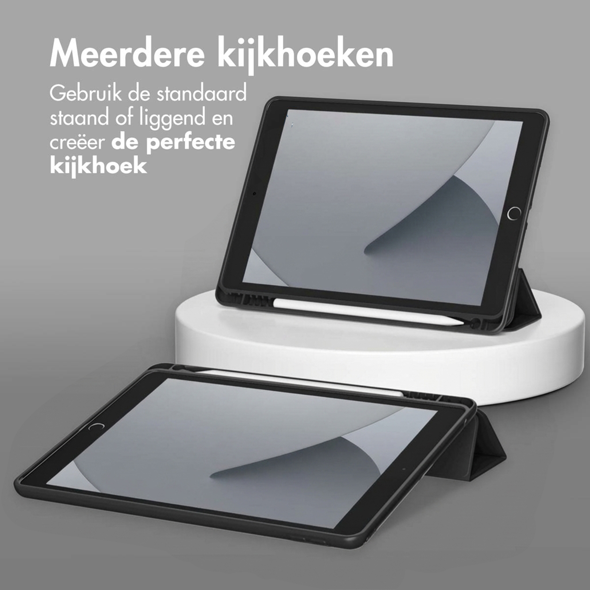 Twee zwarte tablets met stylus in standaards, één op een wit voetstuk.