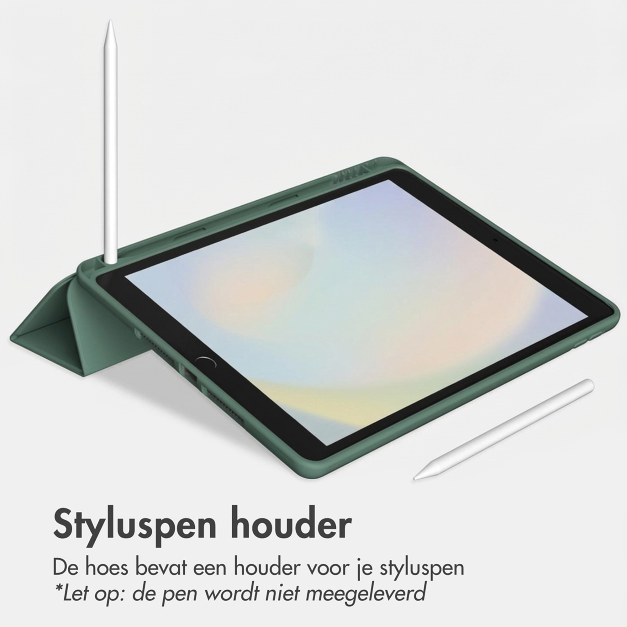 Groene hoes met penhouder en twee pennen op lichte achtergrond.