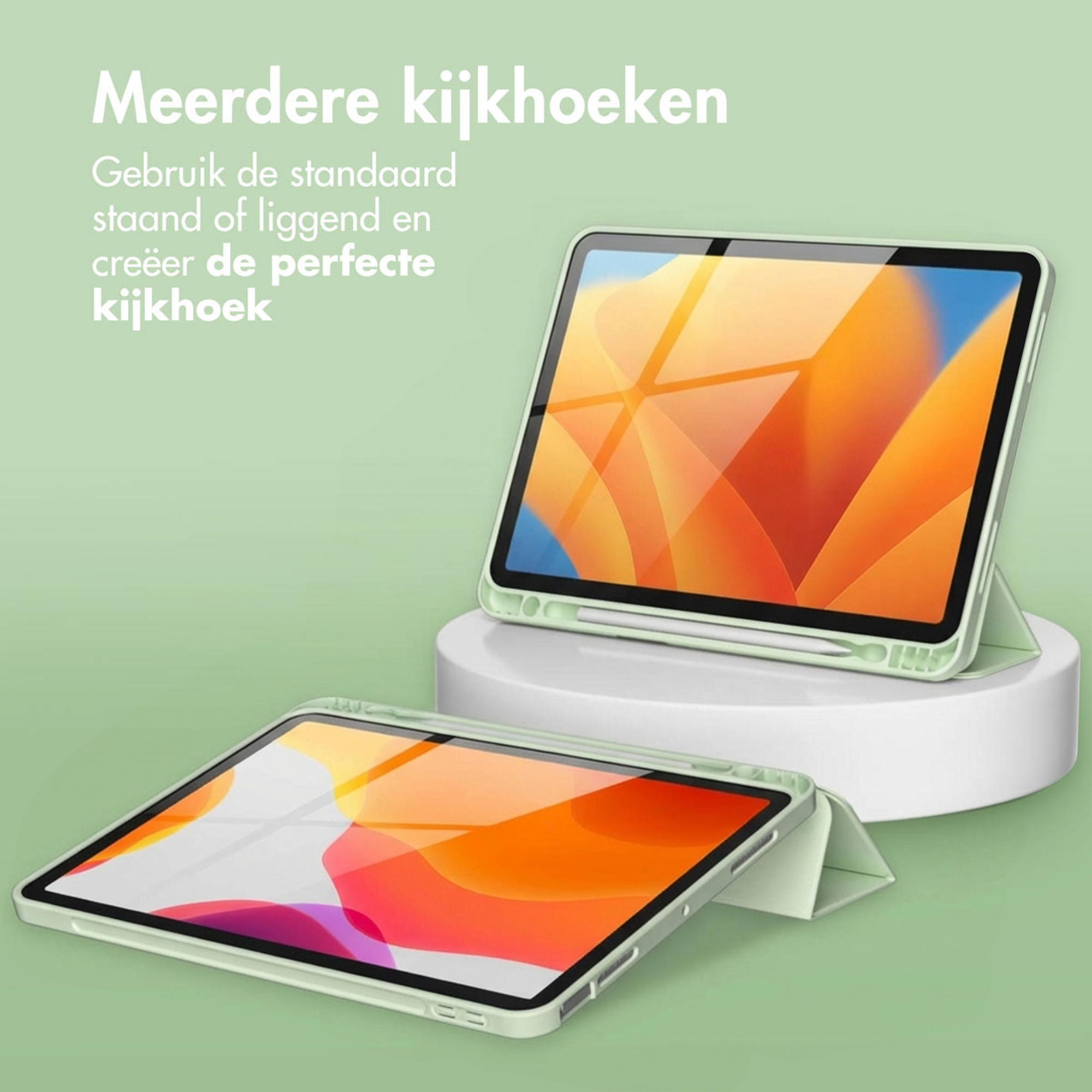 Twee groene tablet-hoesjes met schermen die kleurrijke abstracte patronen tonen.