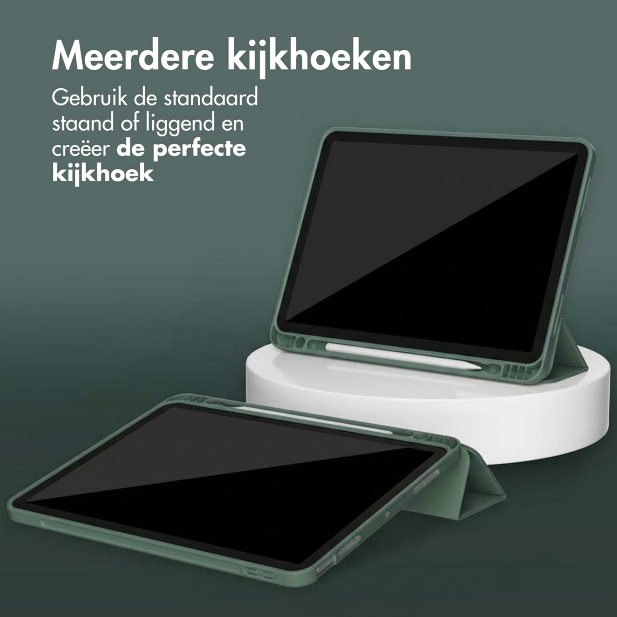 Twee groene tablethoezen met iPads, één rechtop, de ander plat.