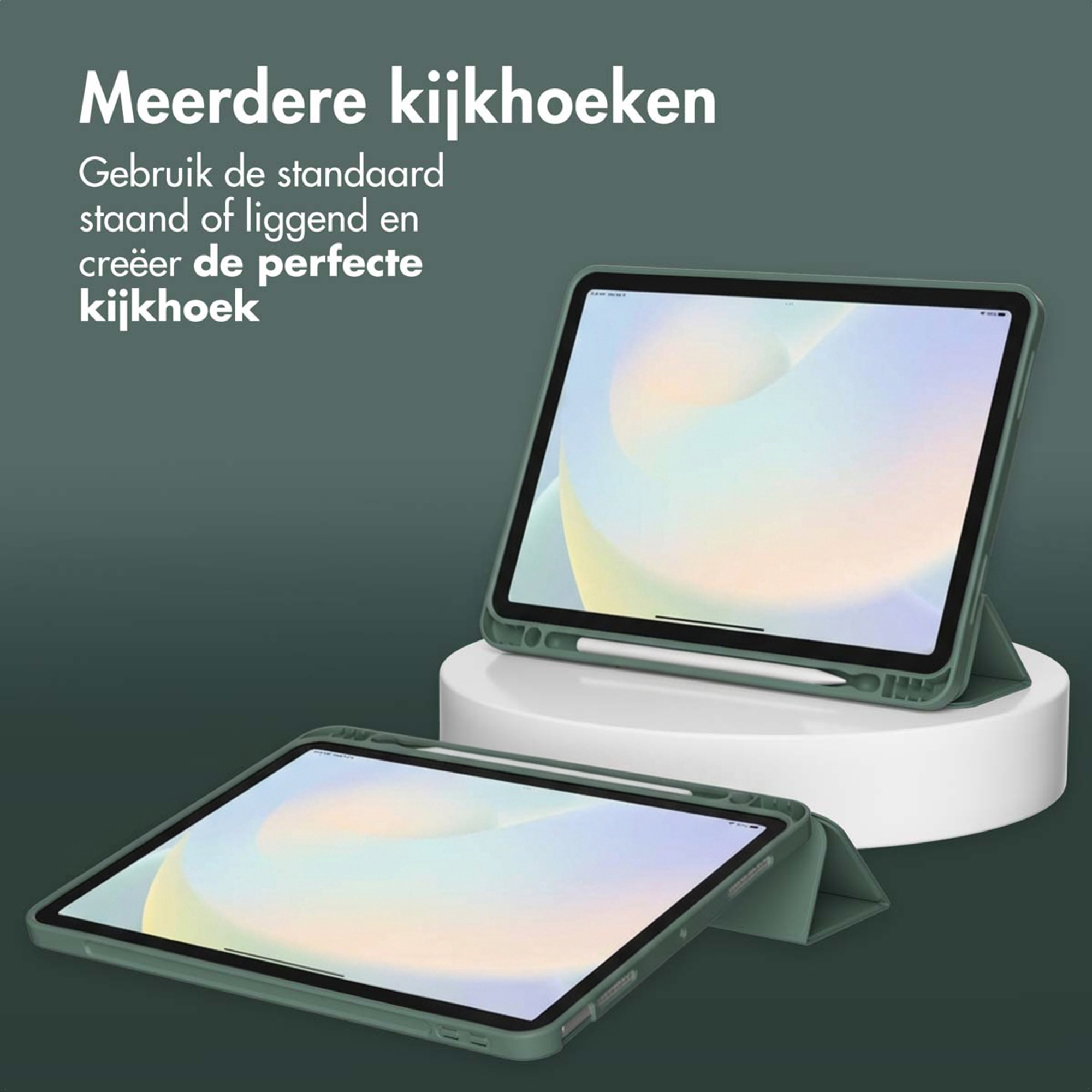 Twee groene tablethoezen met iPads op een wit voetstuk tegen een groene achtergrond.