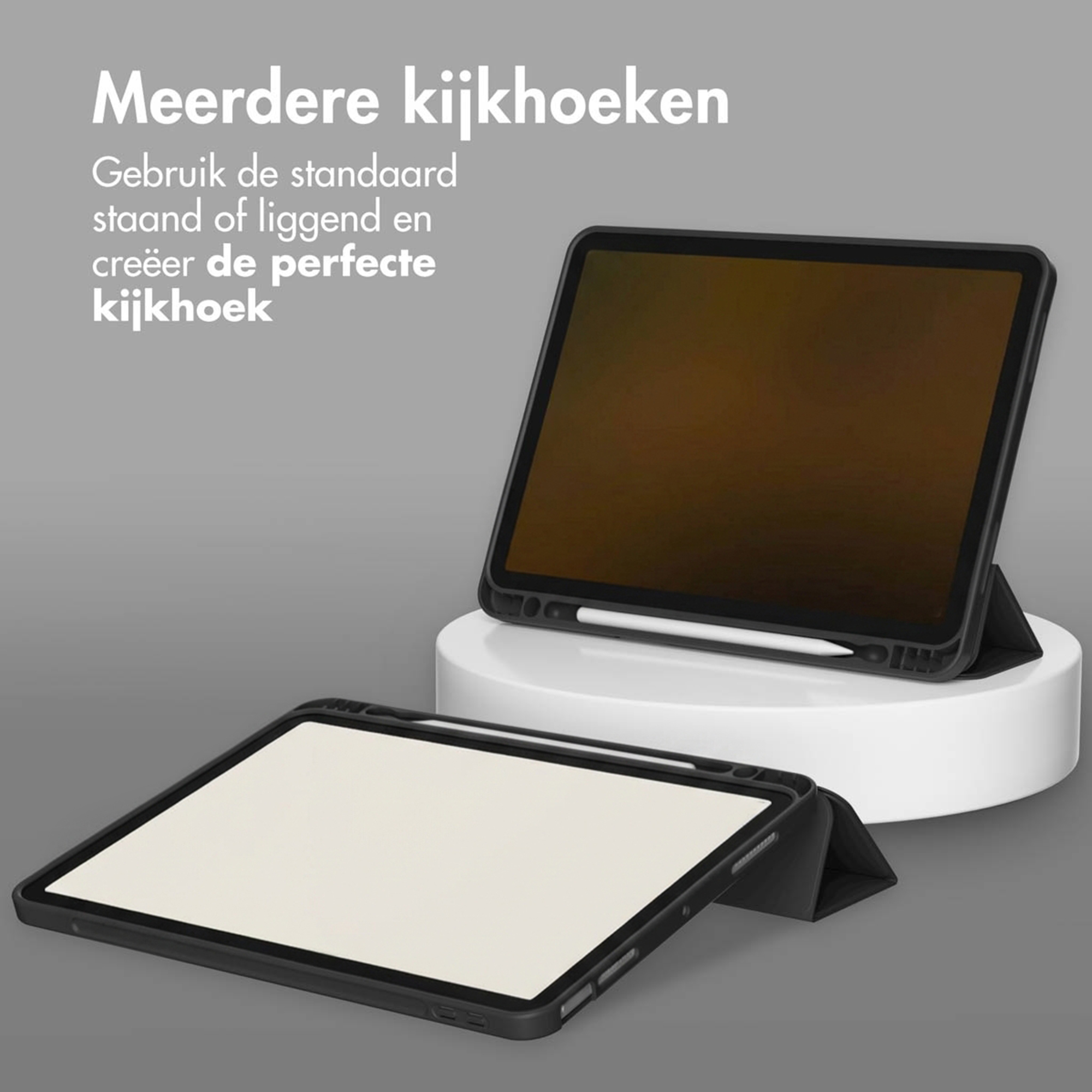 Twee tablets in beschermende hoezen, één op een voetstuk, de ander ervoor.