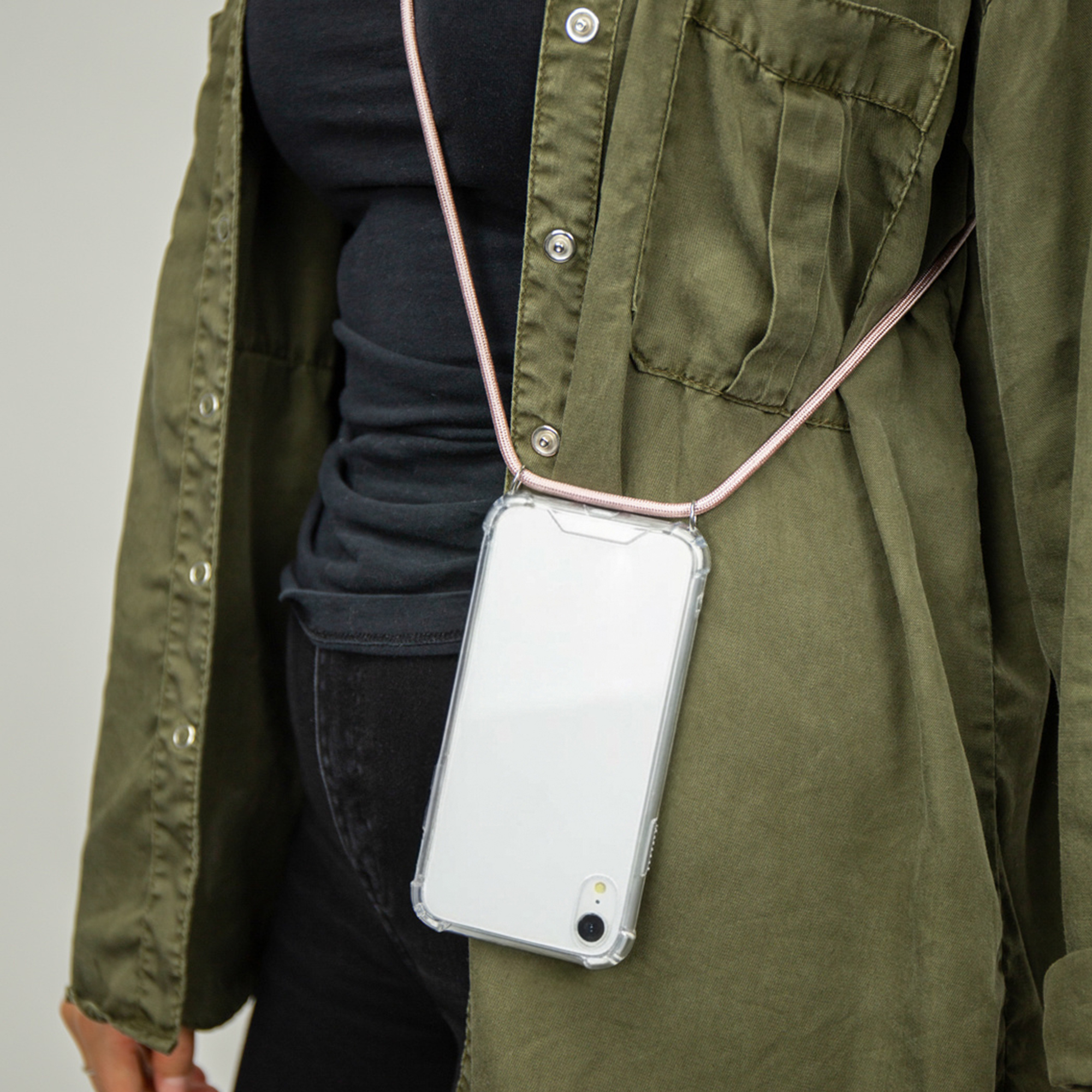 Une personne porte un étui de téléphone transparent avec un cordon autour du cou.