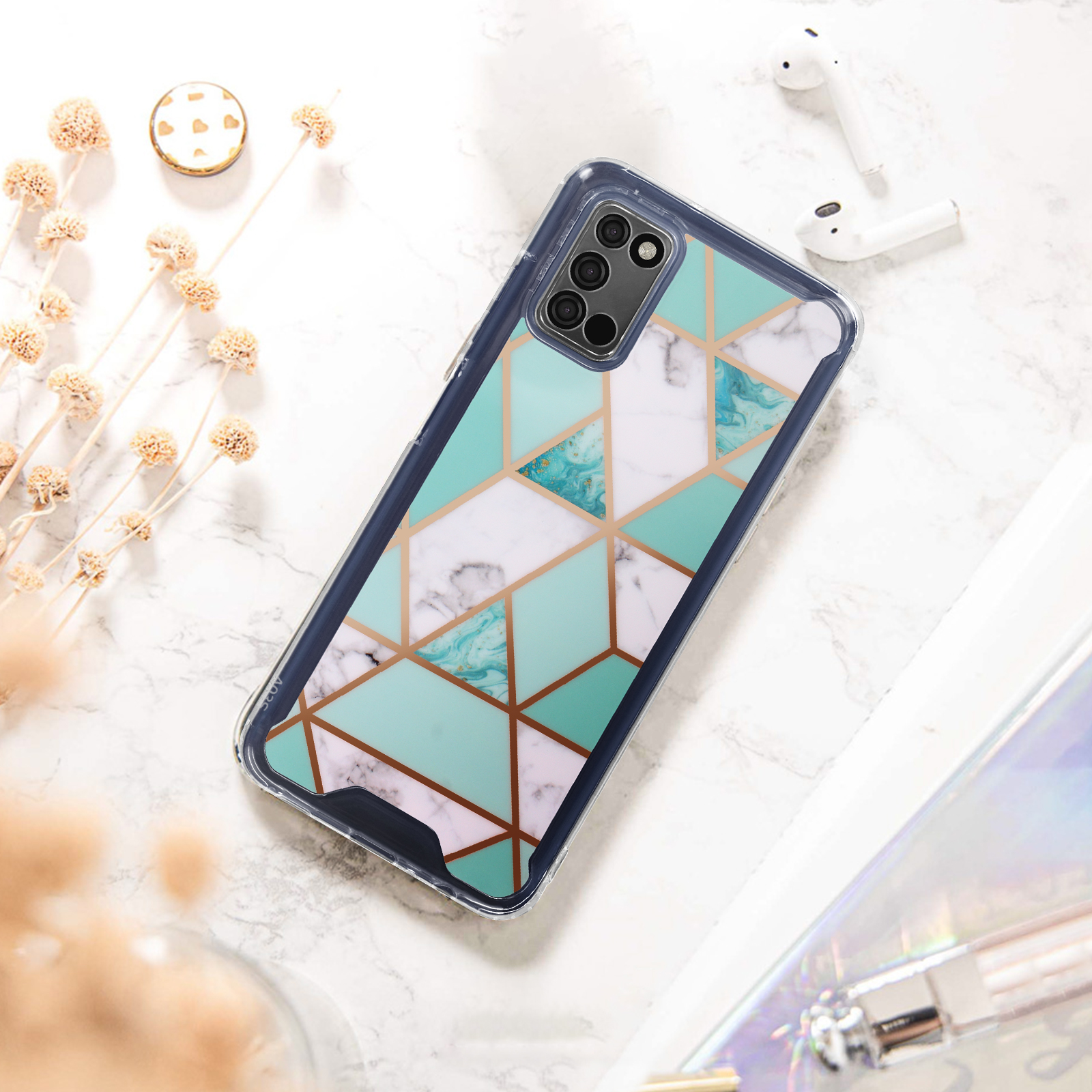 Een telefoonhoesje met geometrisch marmer en mintgroen design, naast AirPods.