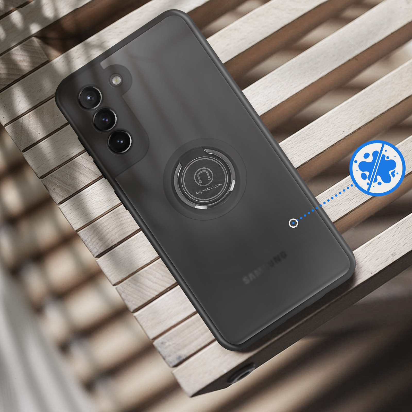 Smartphone nero con supporto ad anello magnetico su superficie in legno.