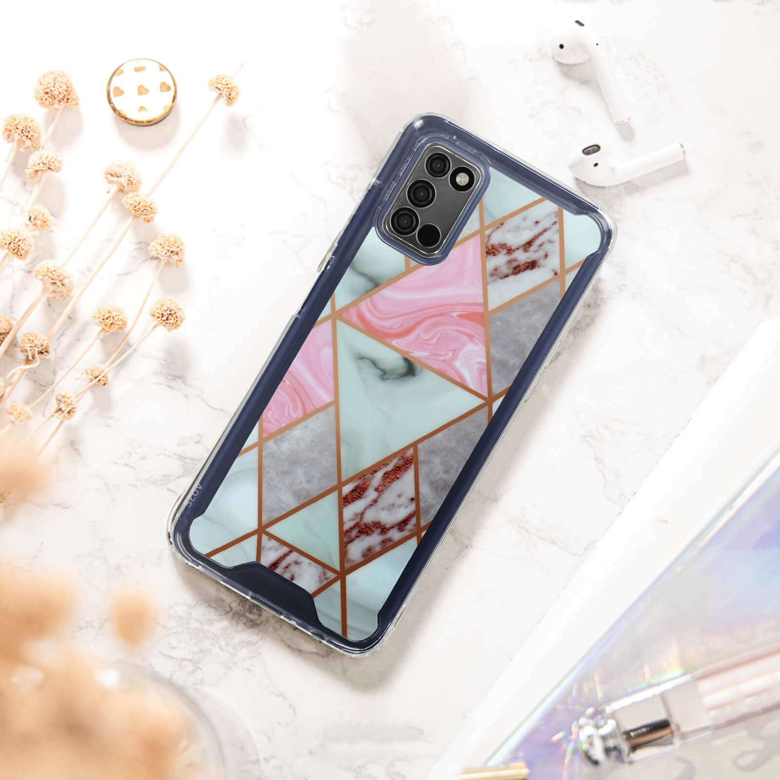 Telefoonhoes met marmerpatroon en geometrische lijnen op marmeren tafel.