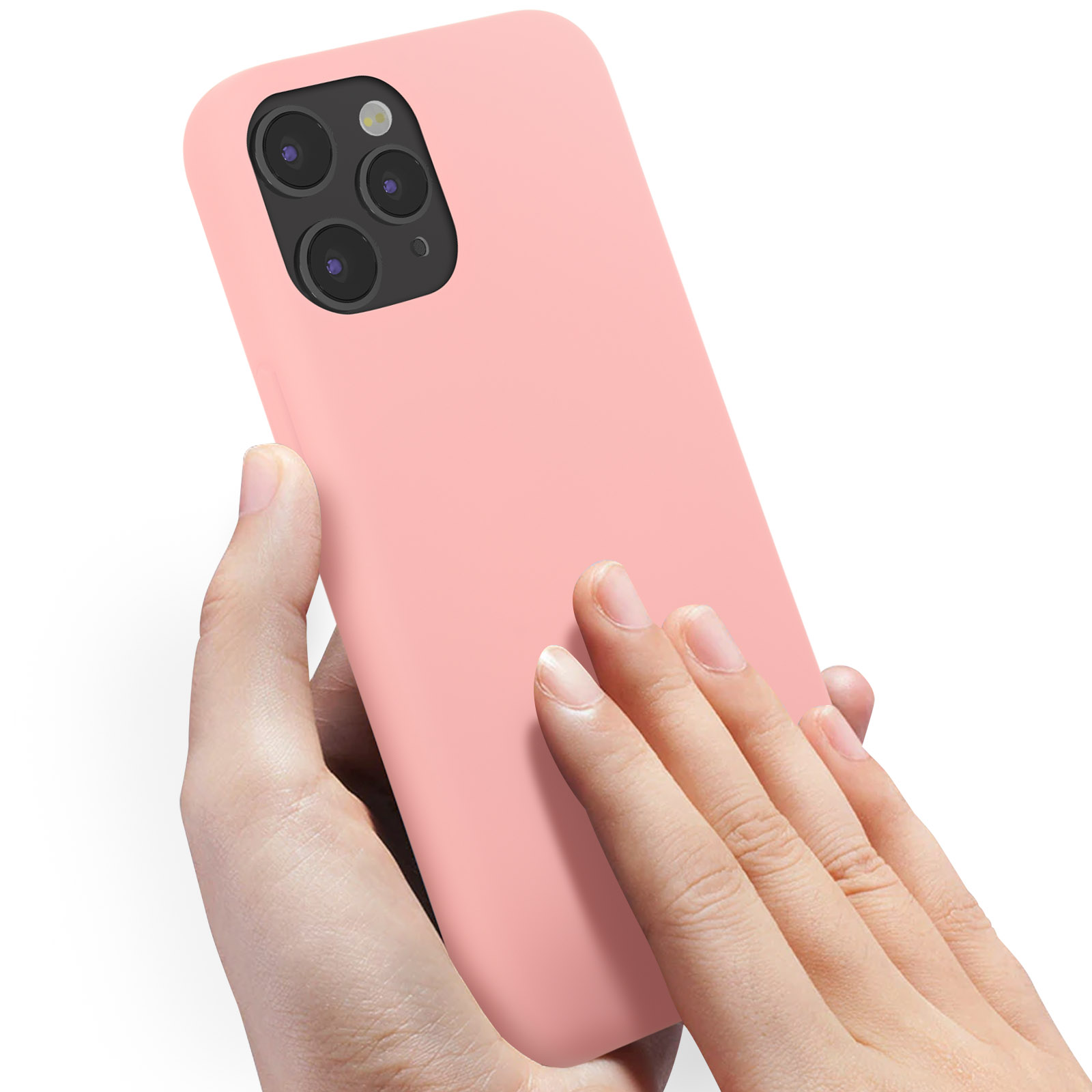 Een hand houdt een roze telefoonhoes vast met drie cameralenzen.