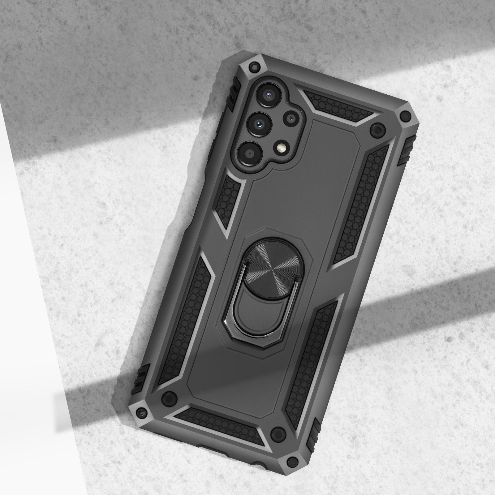 Donkergrijs telefoonhoesje met ringhouder en vier camera's op een getextureerde achtergrond.