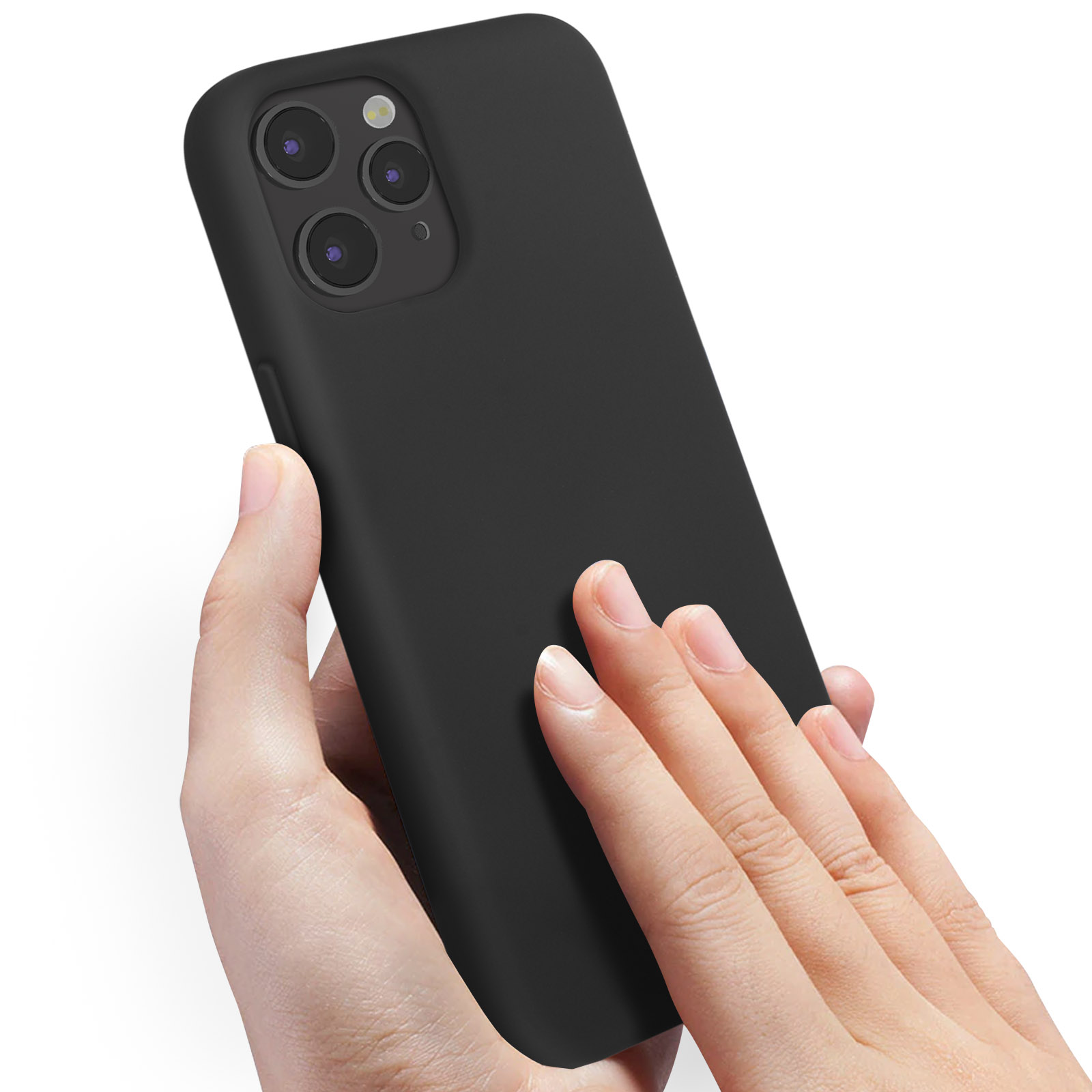 Une main tient un smartphone noir avec un triple appareil photo au dos.