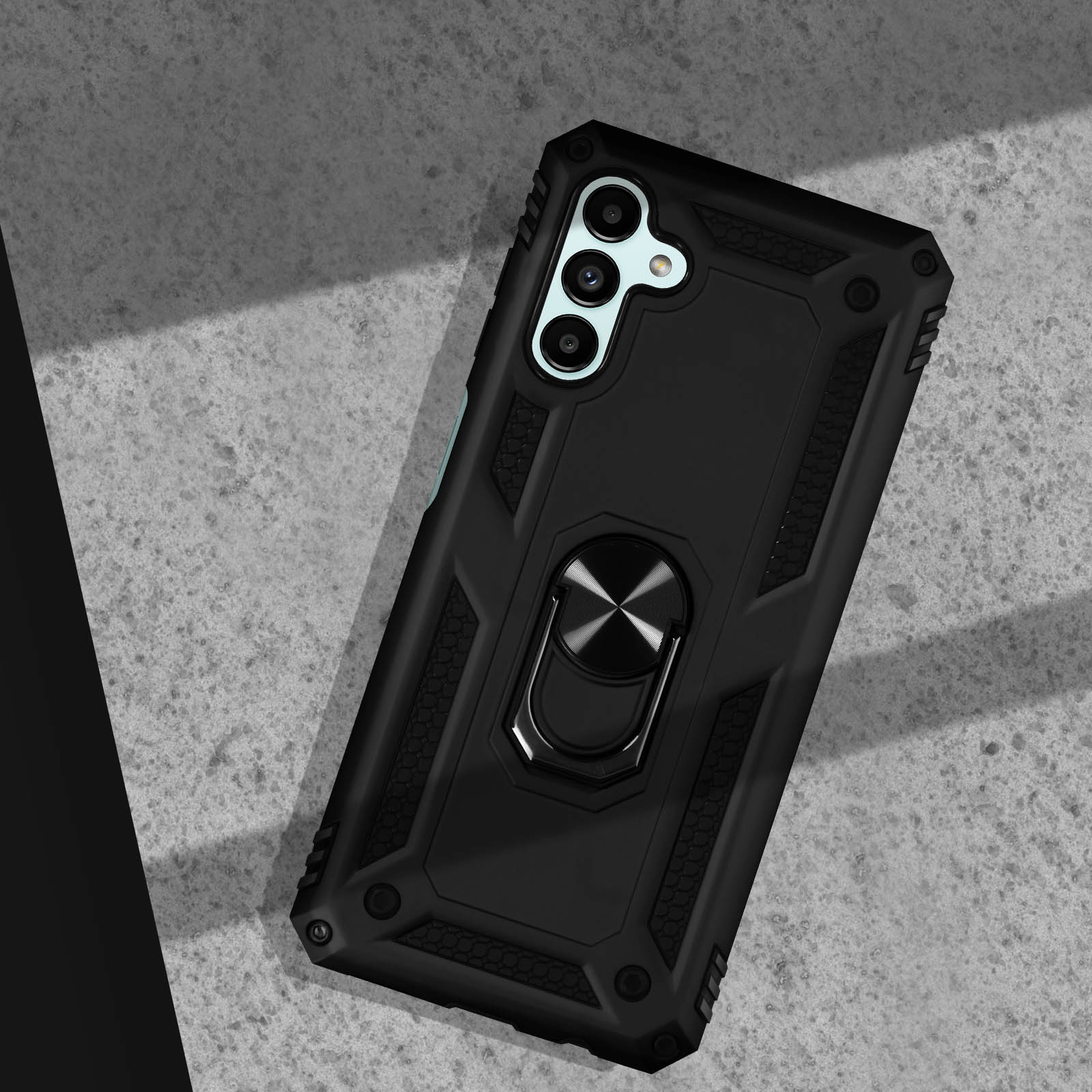 Cover nera per telefono con anello porta anello su superficie in cemento.