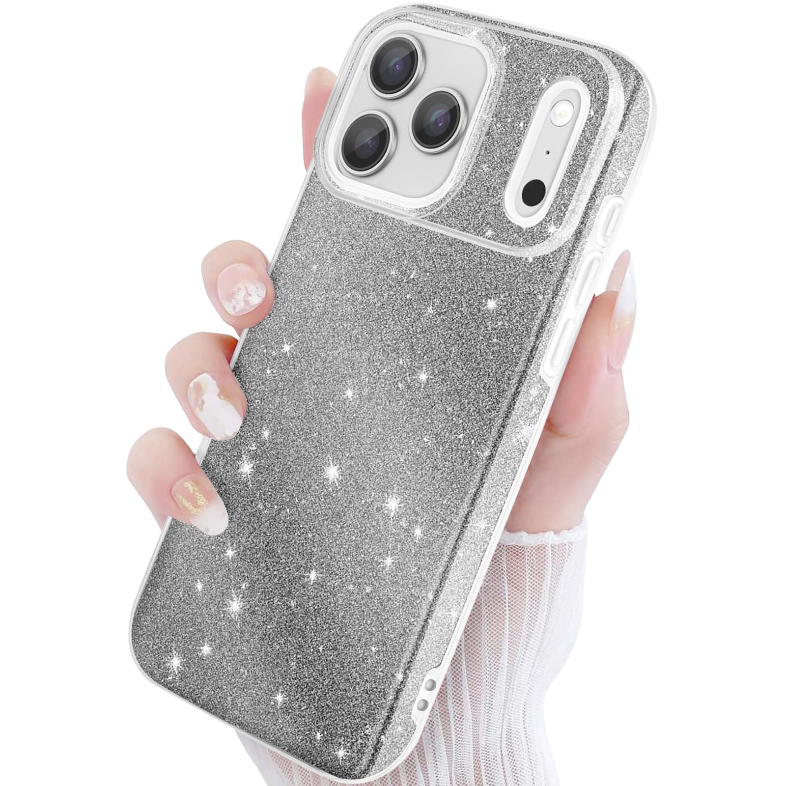 Een hand houdt een glinsterende zilveren telefoonhoes met steraccenten vast.