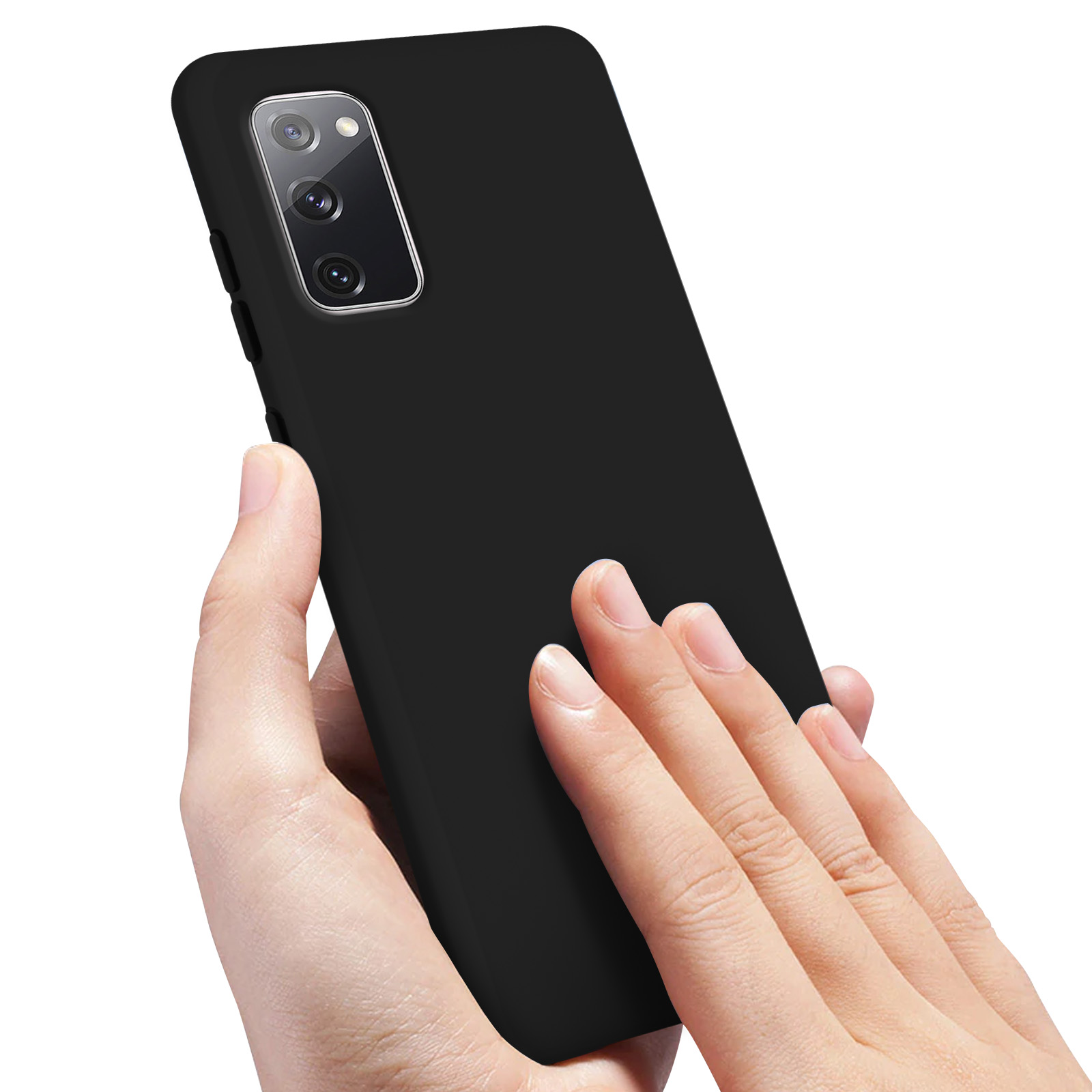 Une coque de téléphone noire tenue par des mains, montrant le module caméra.