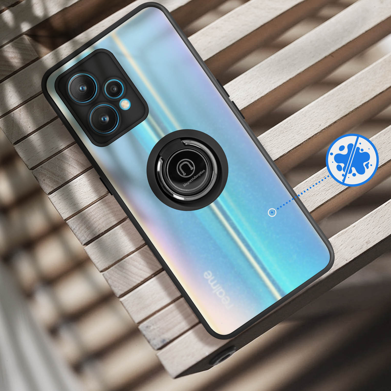 Een smartphone met cameramodule en ringhouder op houten ondergrond.