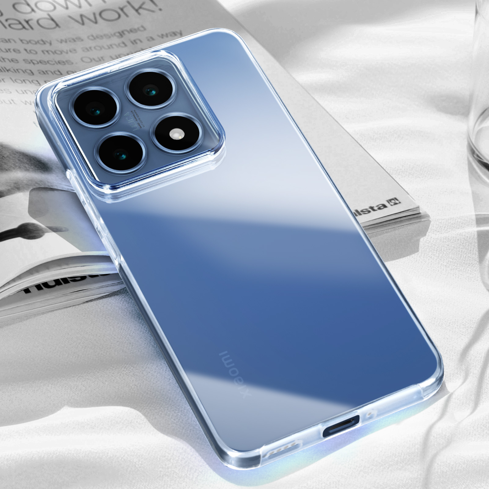 Una custodia trasparente per telefono con quattro fotocamere su un libro.