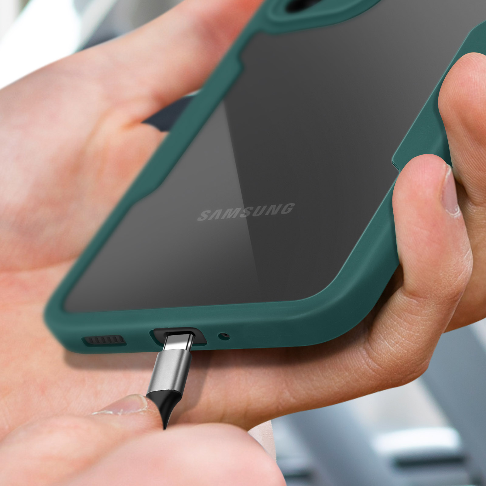 Un téléphone est inséré dans un étui vert, un câble est branché.