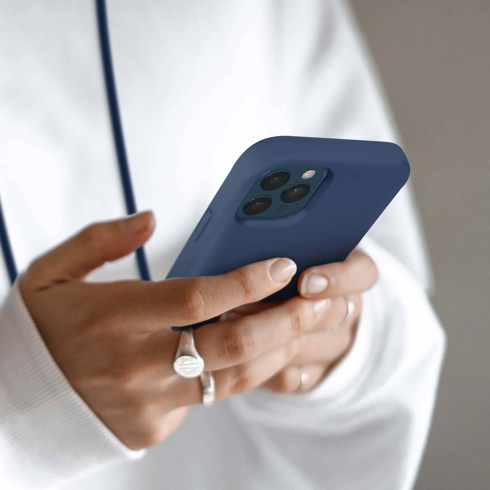 Una persona tiene uno smartphone blu. La fotocamera è visibile.