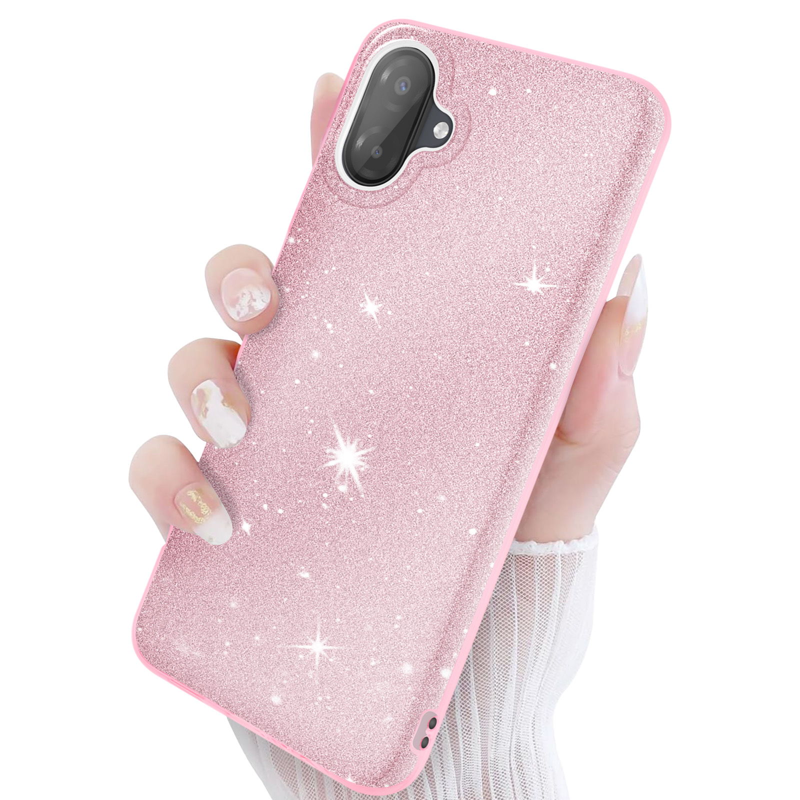Une main tient une coque de téléphone rose pailletée. Le module caméra est visible.