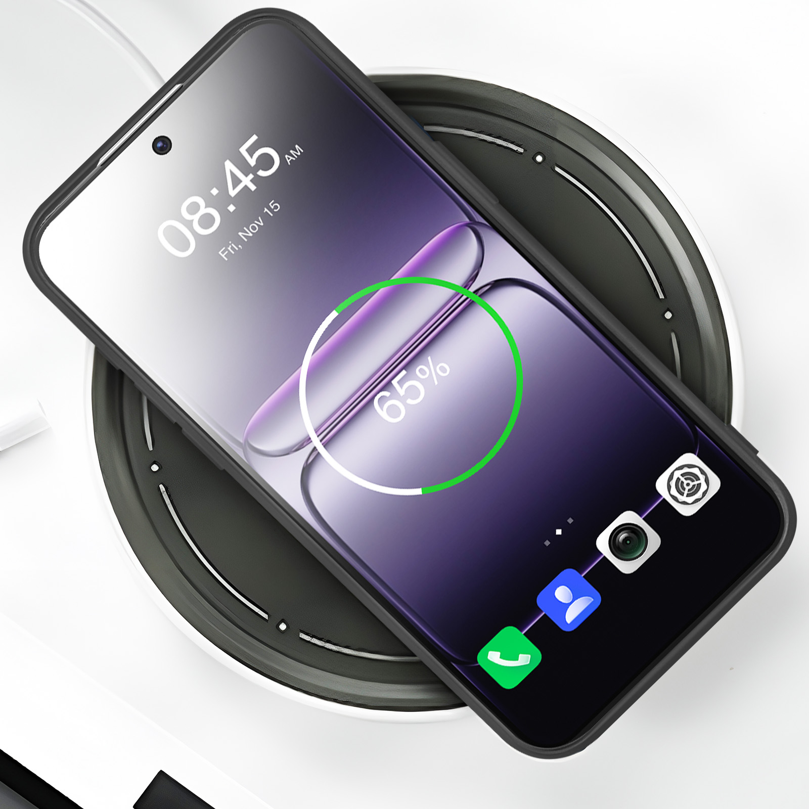 Een smartphone laadt op een ronde dock, toont 65% batterij.