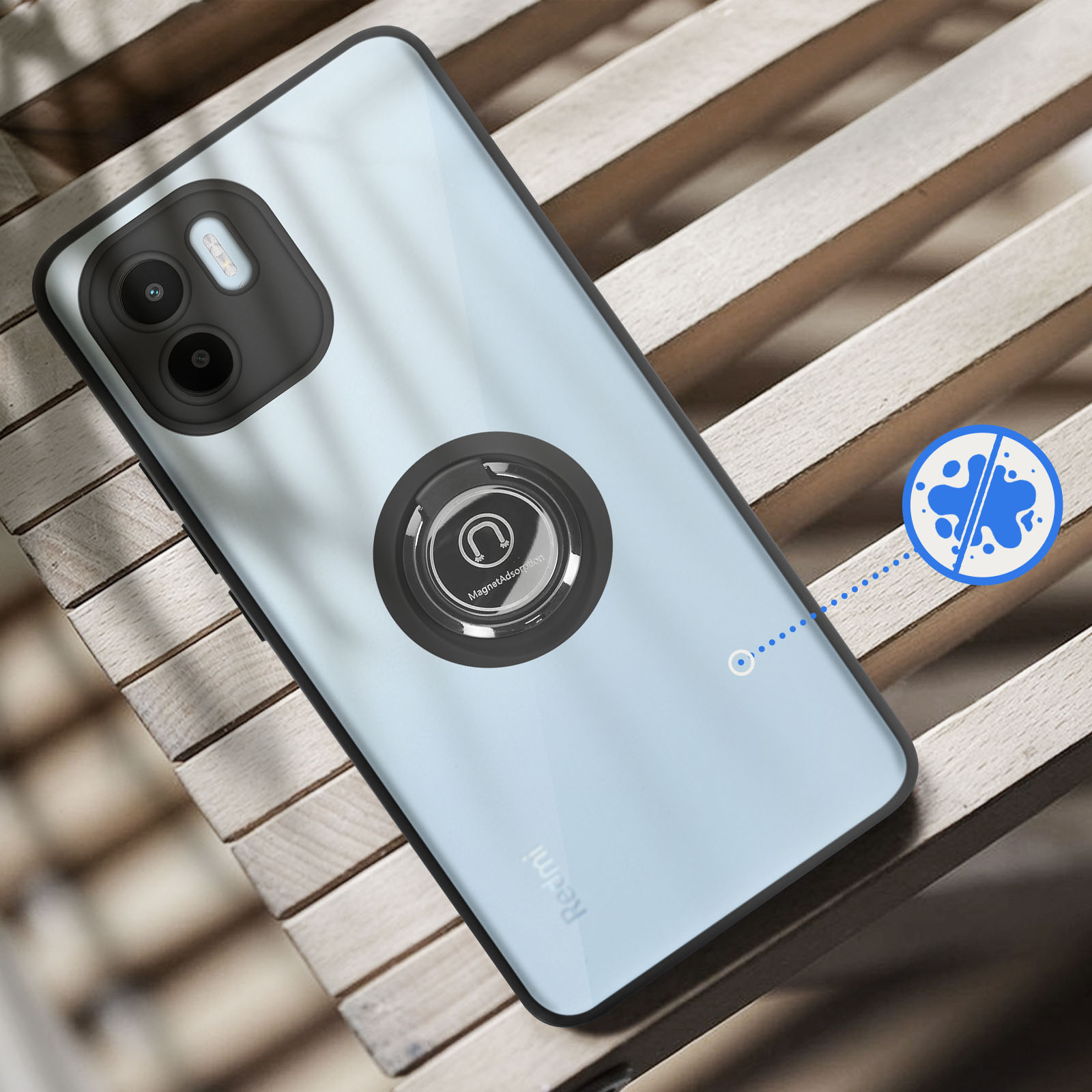 Un téléphone avec trois caméras et un support anneau repose sur des lattes de bois.