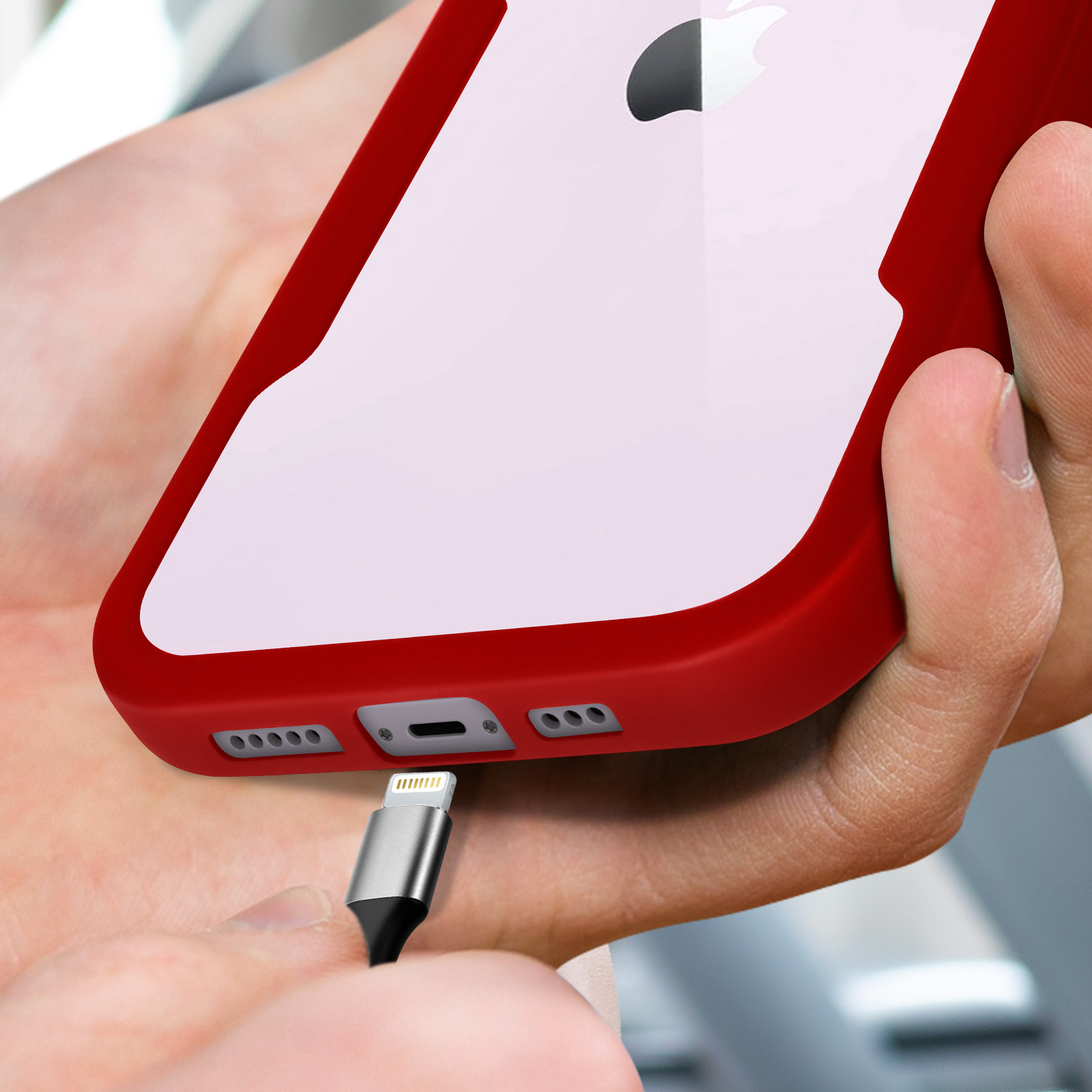 Een rode iPhone-hoes wordt aangesloten op een oplaadkabel.