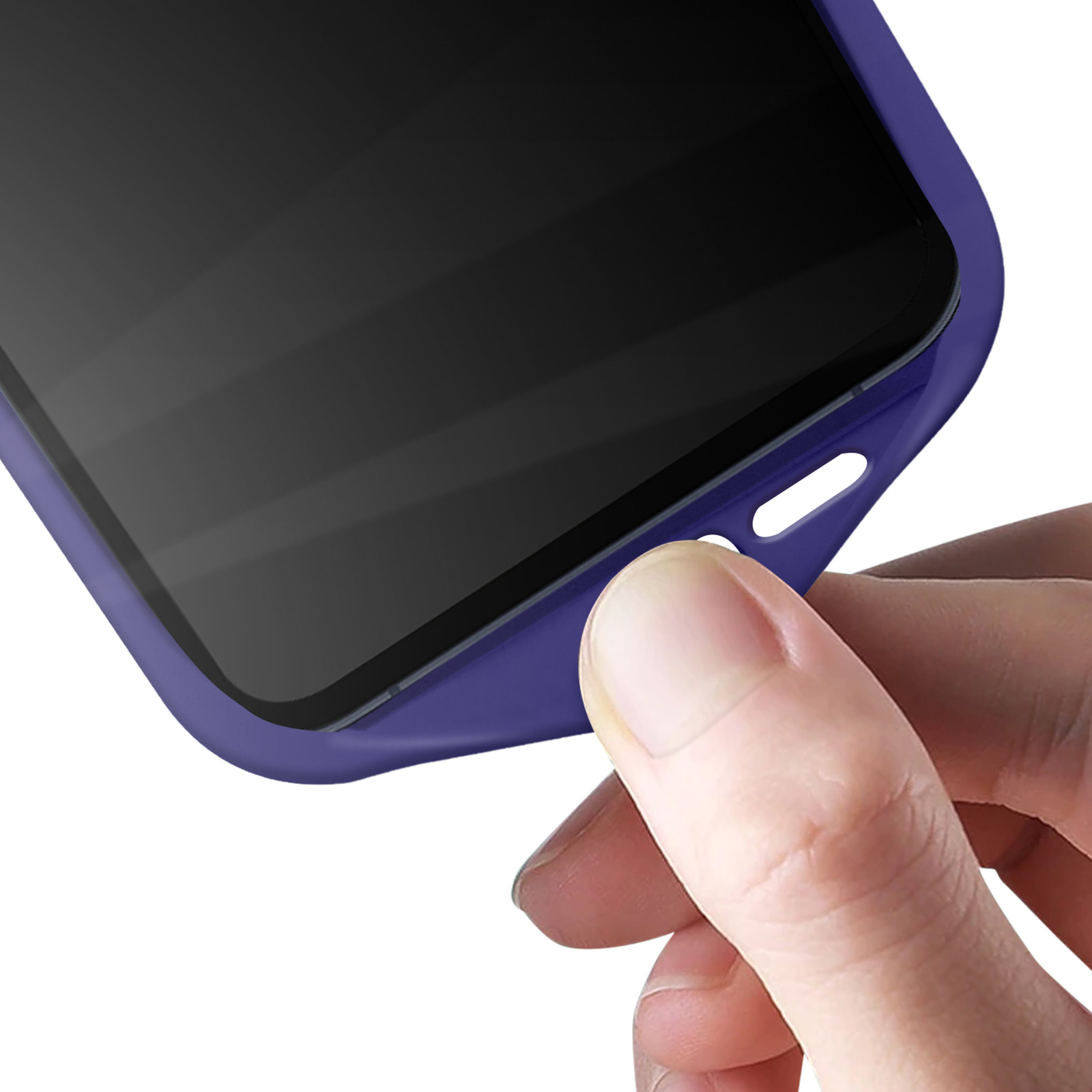 Een hand houdt een blauwe telefoonhoes die over een telefoon wordt geschoven.