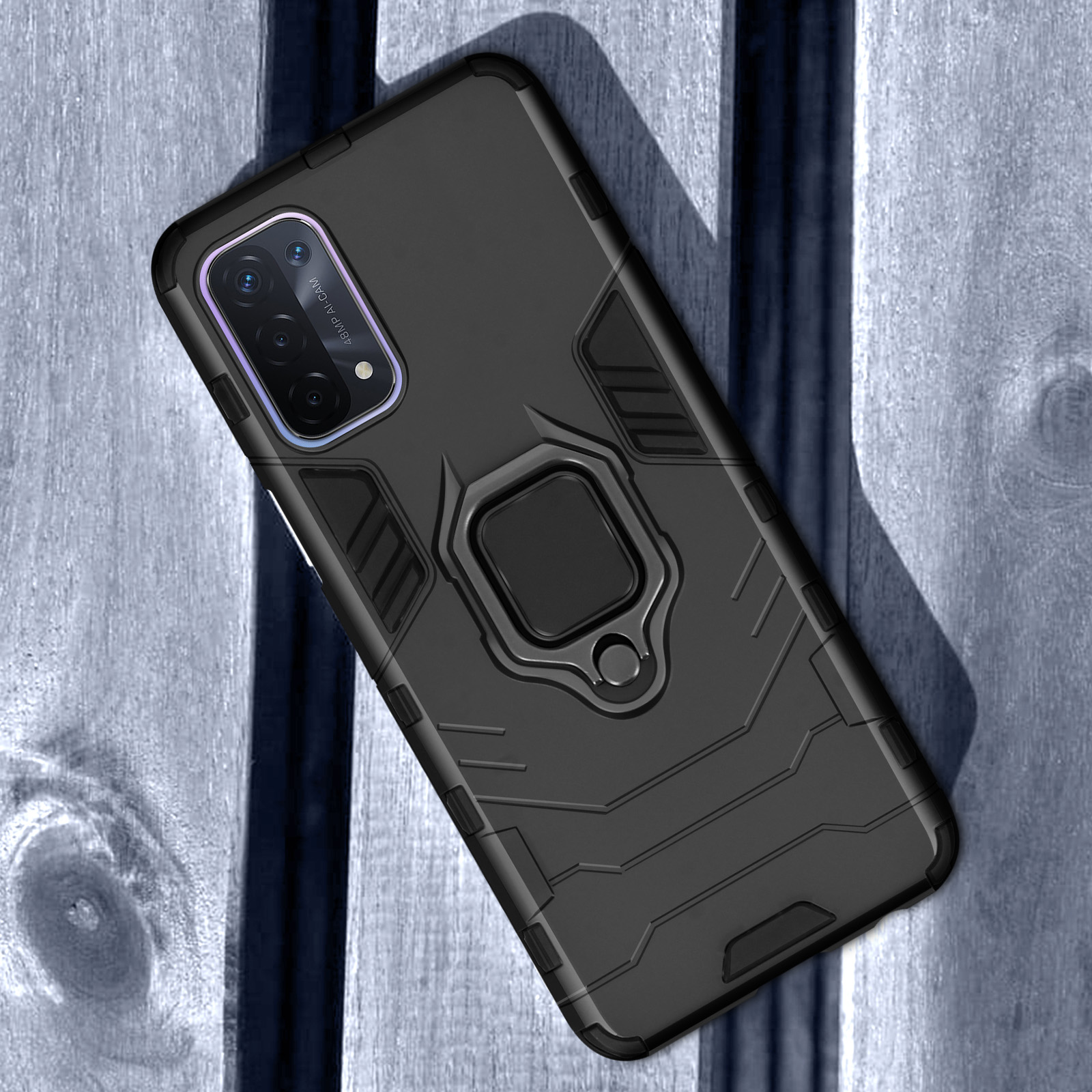 Zwarte telefoonhoes met ringhouder op houten achtergrond.